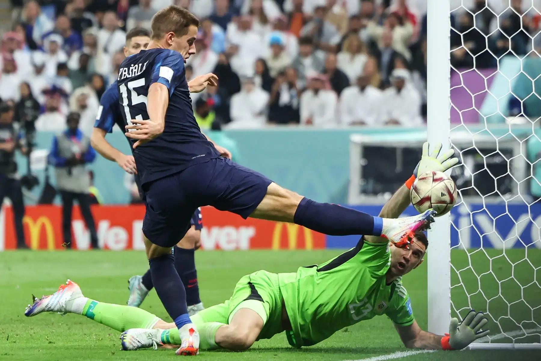 El mediocampista croata #15 Mario Pasalic (L) intenta un tiro a puerta durante el partido de semifinales de fútbol de la Copa Mundial Qatar 2022 entre Argentina y Croacia en el Estadio Lusail en Lusail, al norte de Doha el 13 de diciembre de 
2022.

Foto: AFP