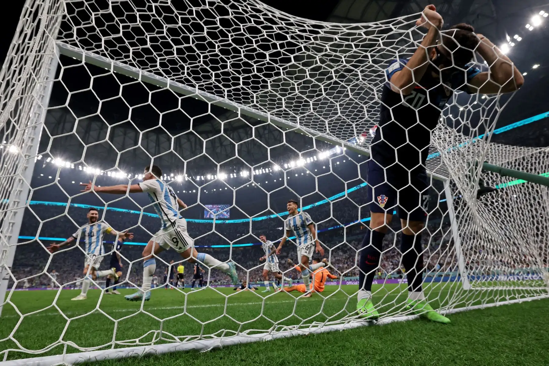 El delantero argentino #09 Julian Alvarez celebra marcar el segundo gol de su equipo mientras el defensa croata #20 Josko Gvardiol (R) reacciona durante el partido de semifinales de fútbol de la Copa Mundial Qatar 2022 entre Argentina y Croacia en el Estadio Lusail en Lusail, al norte de Doha el 13 de diciembre , 2022.


Foto: AFP