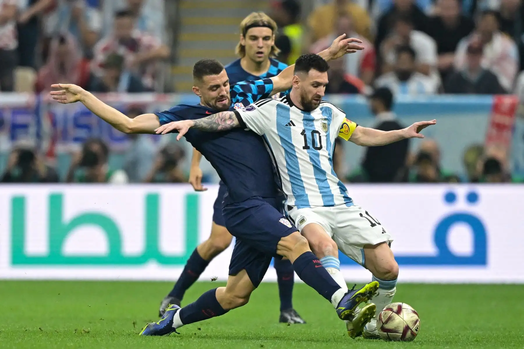 El delantero argentino #10 Lionel Messi es desafiado por el mediocampista croata #08 Mateo Kovacic durante el partido de semifinales de fútbol de la Copa Mundial Qatar 2022 entre Argentina y Croacia en el Estadio Lusail en Lusail, al norte de Doha el 13 de diciembre de 2022.


Foto: AFP