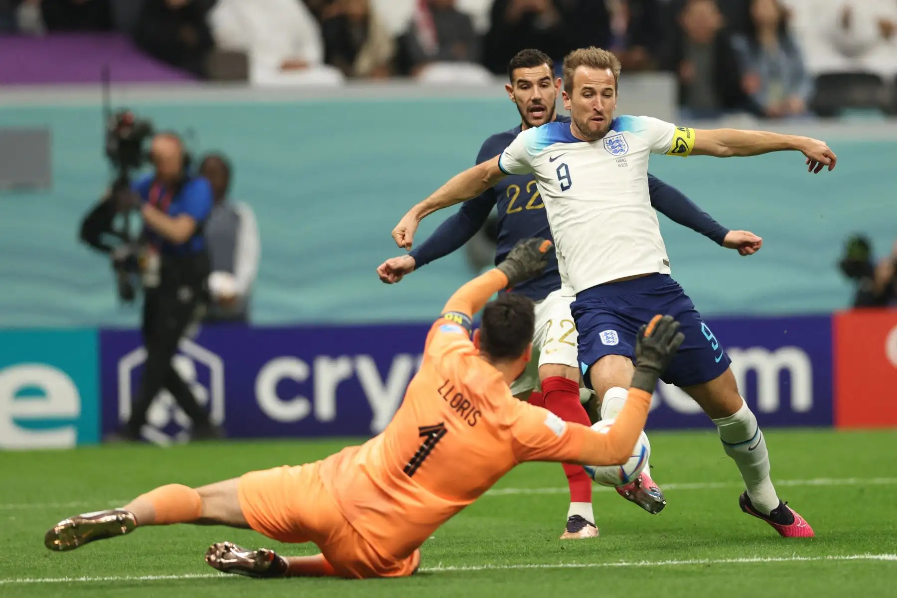 El delantero inglés #09 Harry Kane desafía al portero francés #01 Hugo Lloris durante el partido de fútbol de cuartos de final de la Copa Mundial Qatar 2022 entre Inglaterra y Francia en el estadio Al-Bayt en Al Khor, al norte de Doha, el 10 de diciembre de 2022.

Foto: AFP