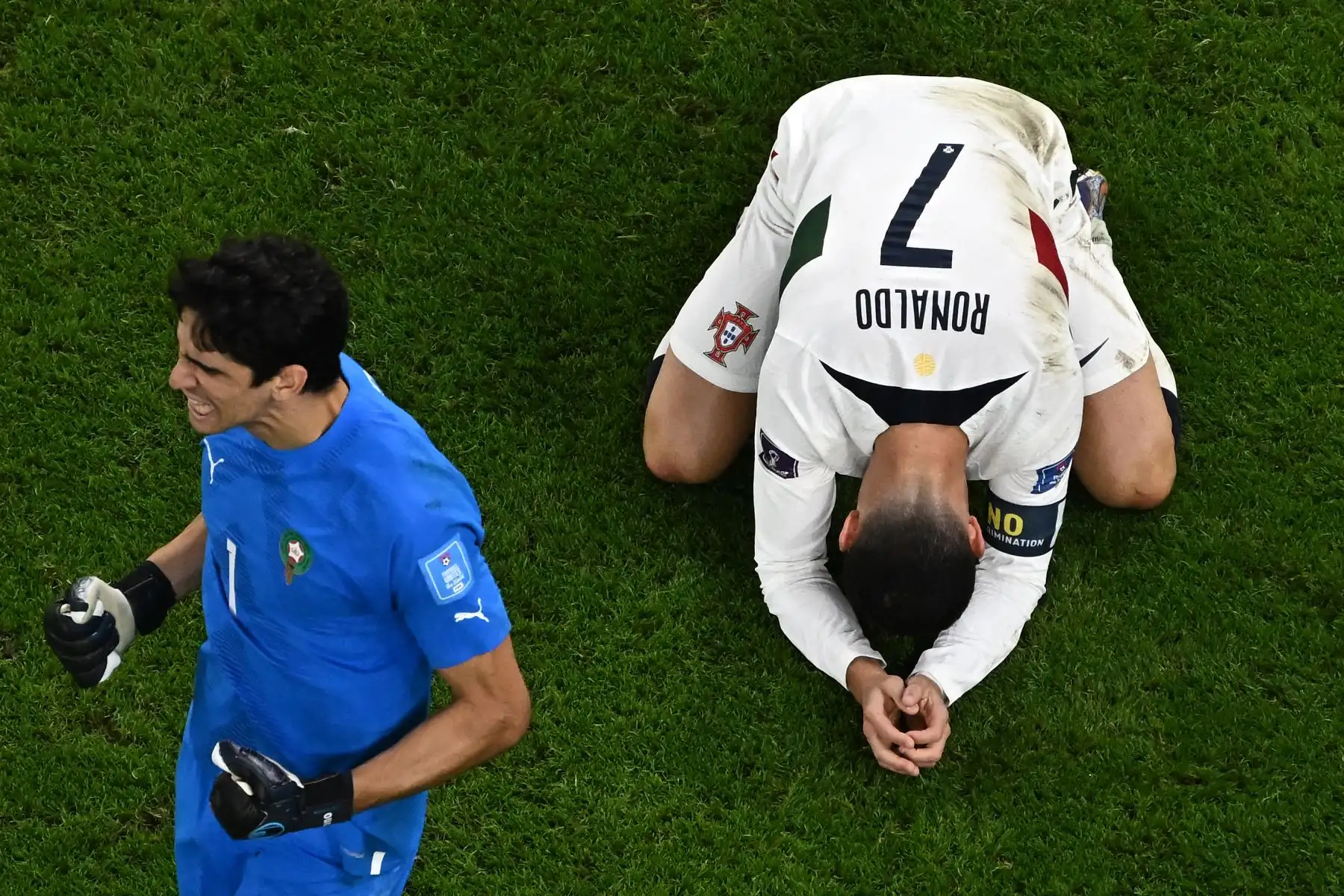 El delantero portugués #07 Cristiano Ronaldo reacciona junto al portero marroquí #01 Yassine Bounou durante el partido de cuartos de final de la Copa Mundial de Qatar 2022 entre Marruecos y Portugal en el Estadio Al-Thumama en Doha el 10 de diciembre de 2022.

Foto: AFP