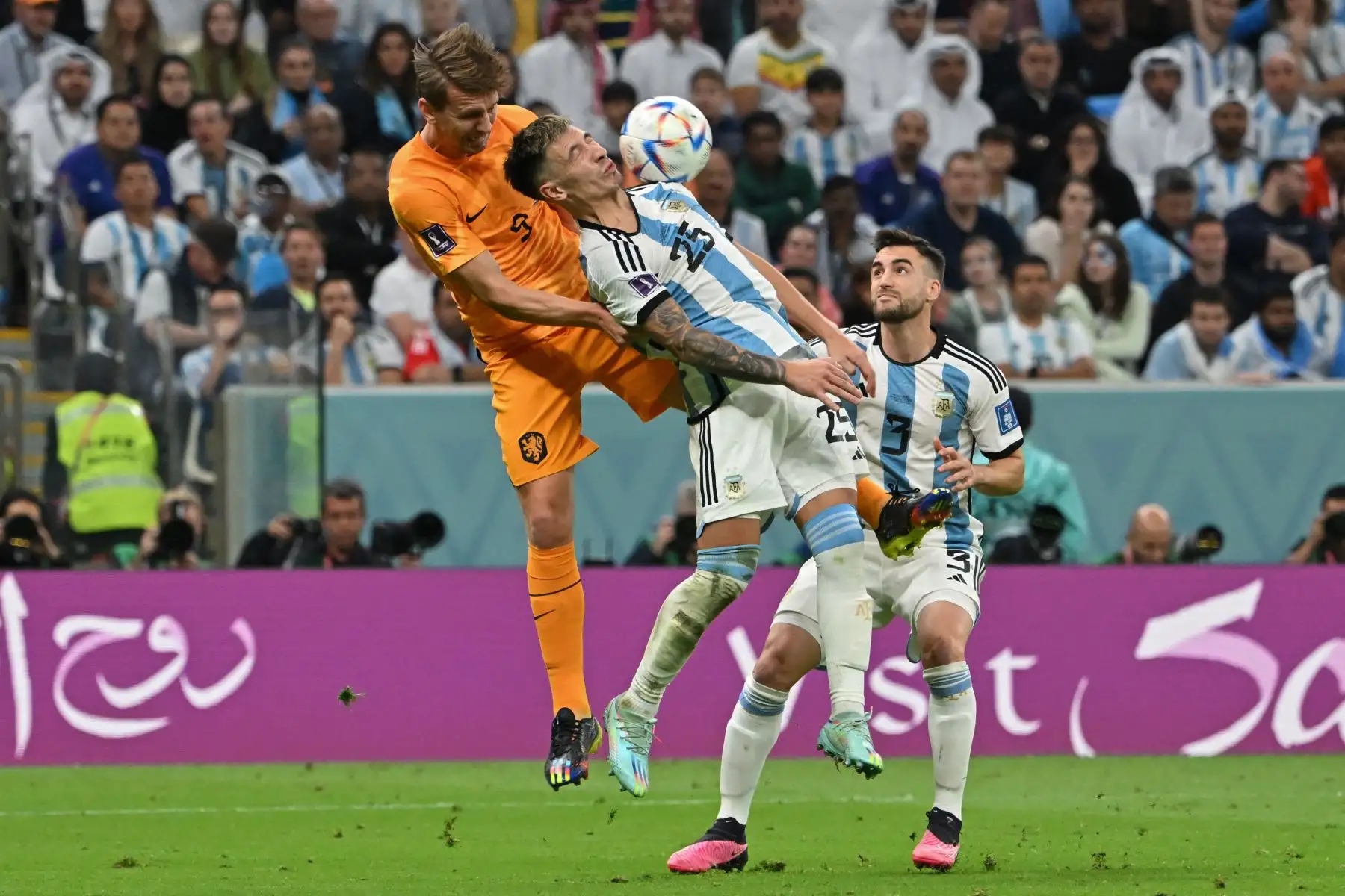 El delantero holandés #09 Luuk De Jong y el defensor argentino #25 Lisandro Martínez luchan por el balón durante el partido de cuartos de final de la Copa Mundial de Qatar 2022 entre Holanda y Argentina en el Estadio Lusail, al norte de Doha, el 9 de diciembre de 2022.


Foto: AFP