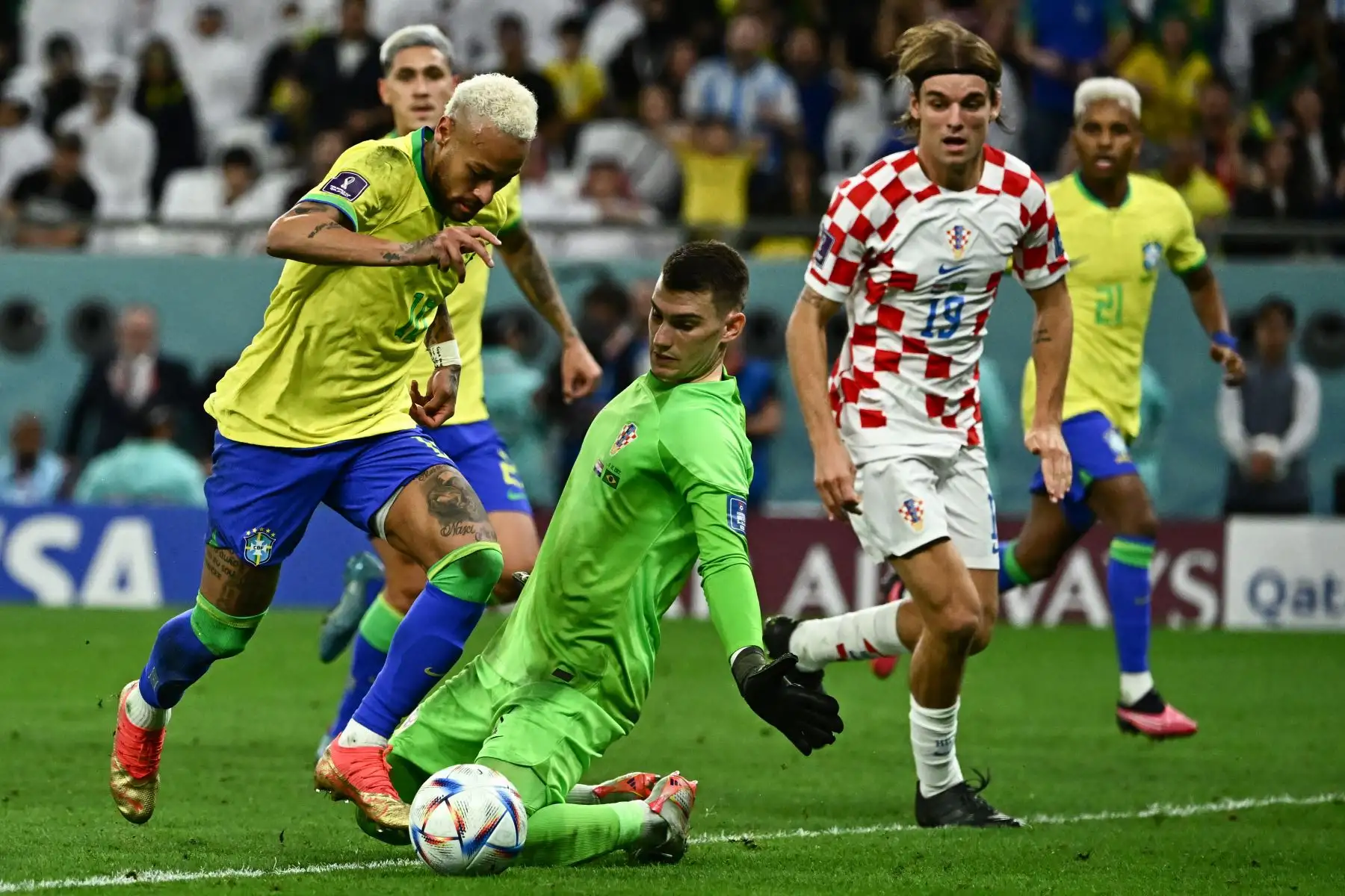El delantero brasileño #10 Neymar elude al portero croata #01 Dominik Livakovic para anotar el primer gol de su equipo durante el partido de fútbol de cuartos de final de la Copa Mundial Qatar 2022 entre Croacia y Brasil en el Education City Stadium en Al-Rayyan, al oeste de Doha, el 9 de diciembre de 2020. 2022.

Foto: AFP