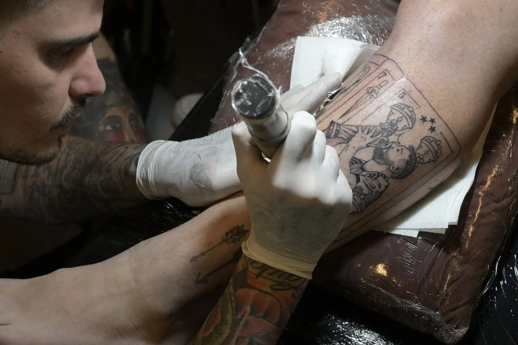 La fiebre mundialista deja huella en la piel y los tatuadores de Buenos Aires intensifican su trabajo, mientras los hinchas cambian las tradicionales serpientes o calaveras por el rostro de Lionel Messi o por la Copa levantada por Argentina en Qatar.


Foto: AFP