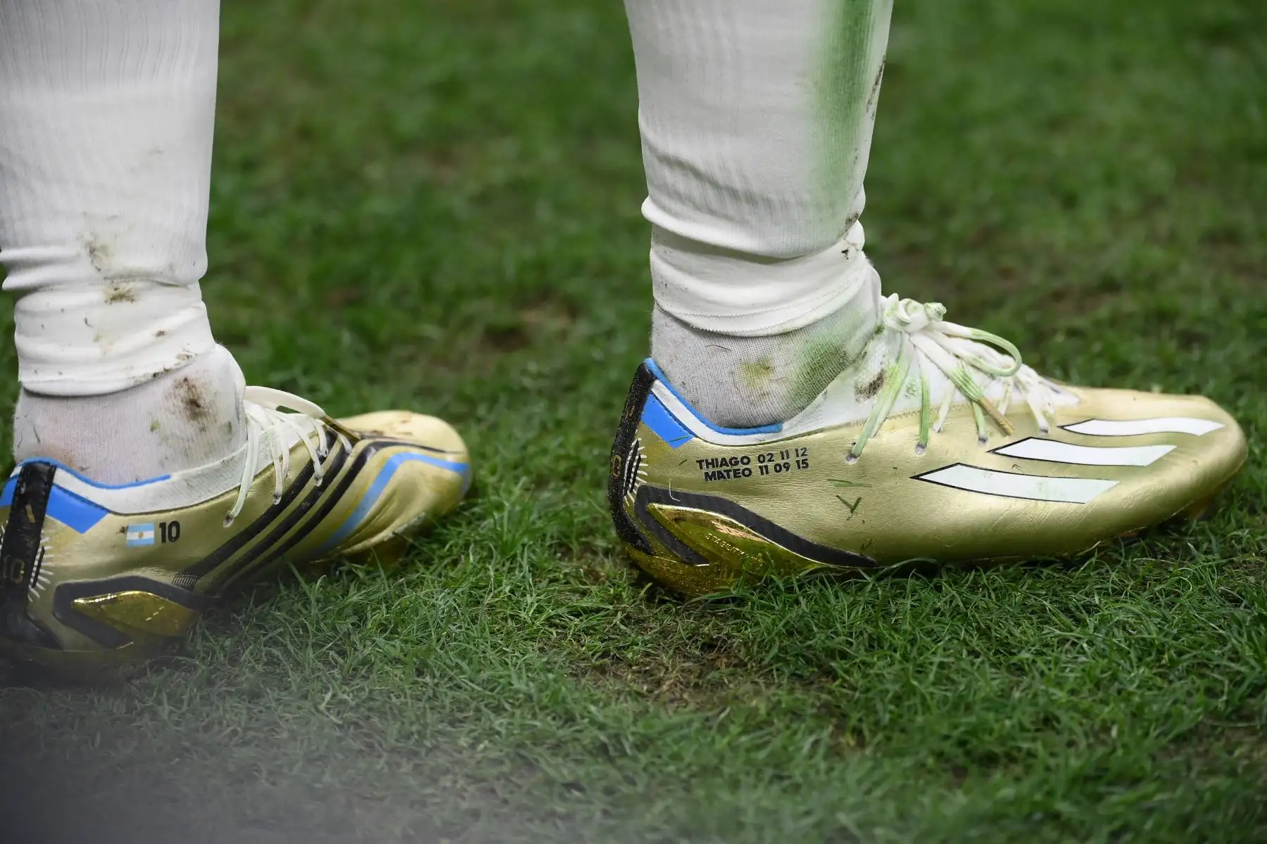Las botas del delantero argentino Lionel Messi muestran los nombres de los hijos de Messi durante el partido de fútbol final de la Copa Mundial Qatar 2022 entre Argentina y Francia en el Estadio Lusail en Lusail, al norte de Doha el 18 de diciembre de 2022.

Foto: AFP