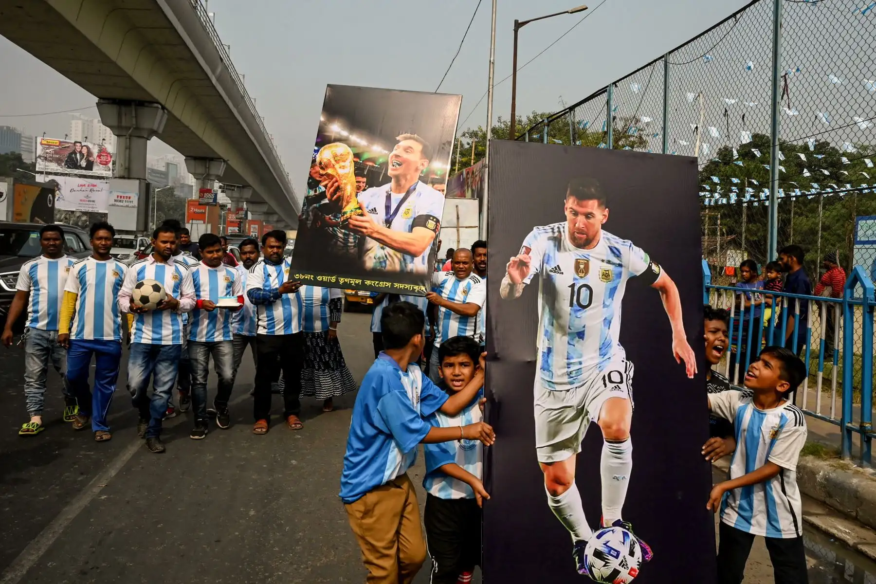 Los fanáticos del fútbol llevan carteles con imágenes del futbolista argentino Lionel Messi mientras lo animan a él y a su equipo antes del partido de fútbol final de la Copa Mundial de la FIFA Qatar 2022, durante una procesión en Calcuta el 18 de diciembre de 2022.

Foto: AFP