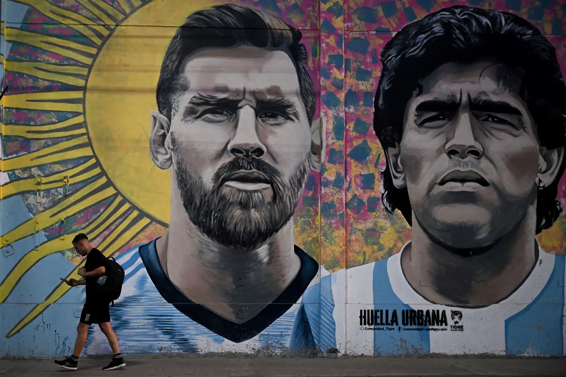 Un hombre pasa junto a un mural que representa a las estrellas del fútbol argentino Lionel Messi (izquierda) y al difunto Diego Maradona (derecha) en la víspera del partido de fútbol de la final de la Copa Mundial de Qatar 2022 entre Argentina y Francia en Buenos Aires, el 16 de diciembre de 2022.


Foto: AFP