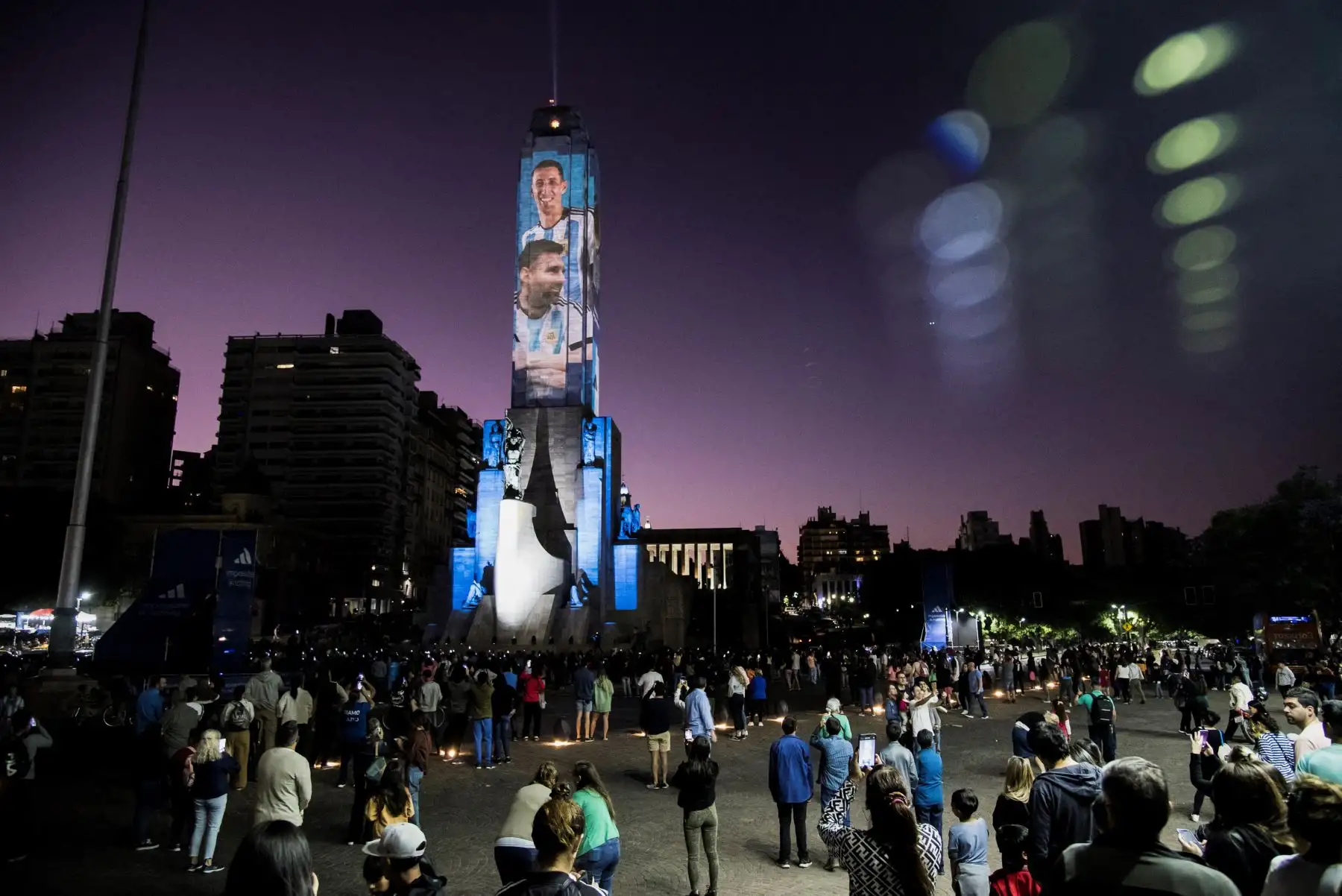Un mapeo de proyección muestra imágenes de las estrellas del fútbol argentino Lionel Messi y Ángel Di María en el "Monumento Nacional a la Bandera" en Rosario, Argentina, el 21 de noviembre de 2022, en la víspera del partido de fútbol de la Copa Mundial de Qatar 2022 entre Argentina y Arabia Saudita. .

Foto: AFP