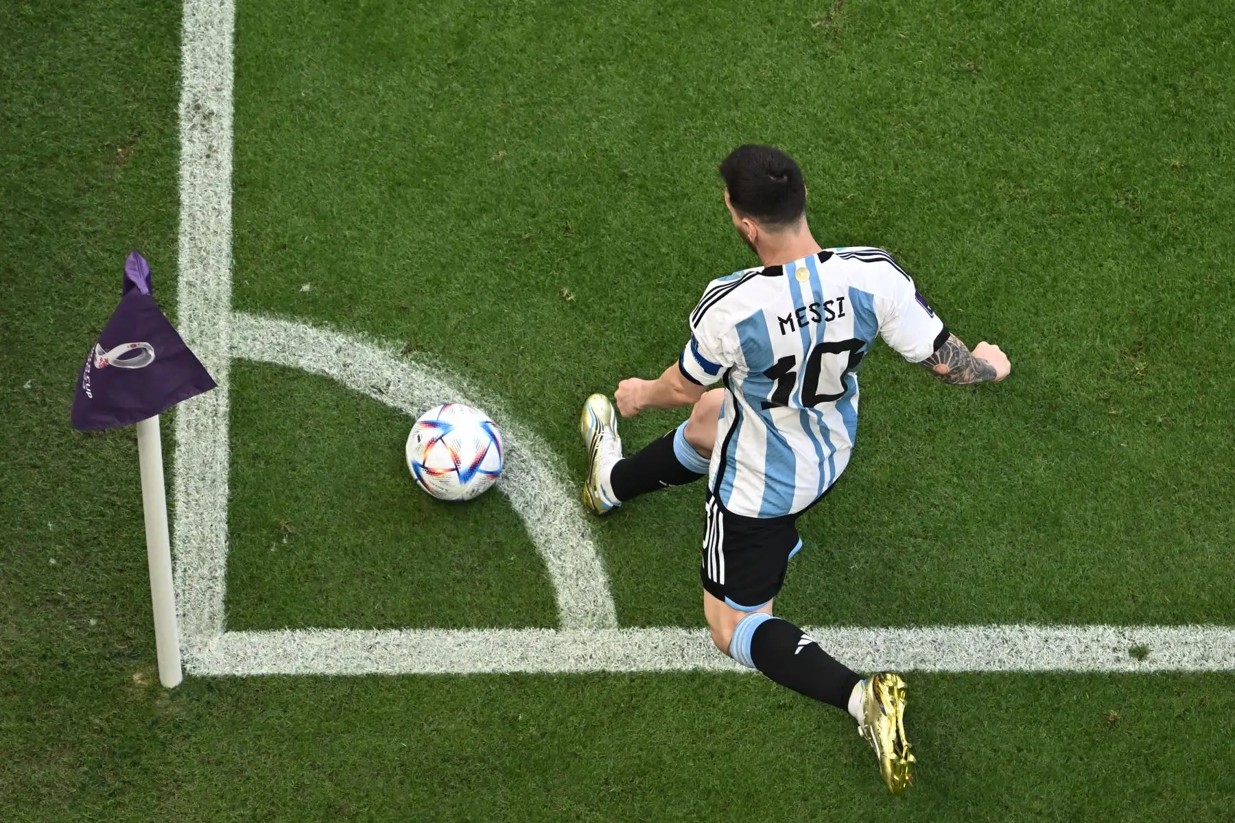El delantero argentino Lionel Messi toma una esquina durante el partido de fútbol del Grupo C de la Copa Mundial Qatar 2022 entre Argentina y Arabia Saudita en el Estadio Lusail en Lusail, al norte de Doha el 22 de noviembre de 2022.

Foto: AFP