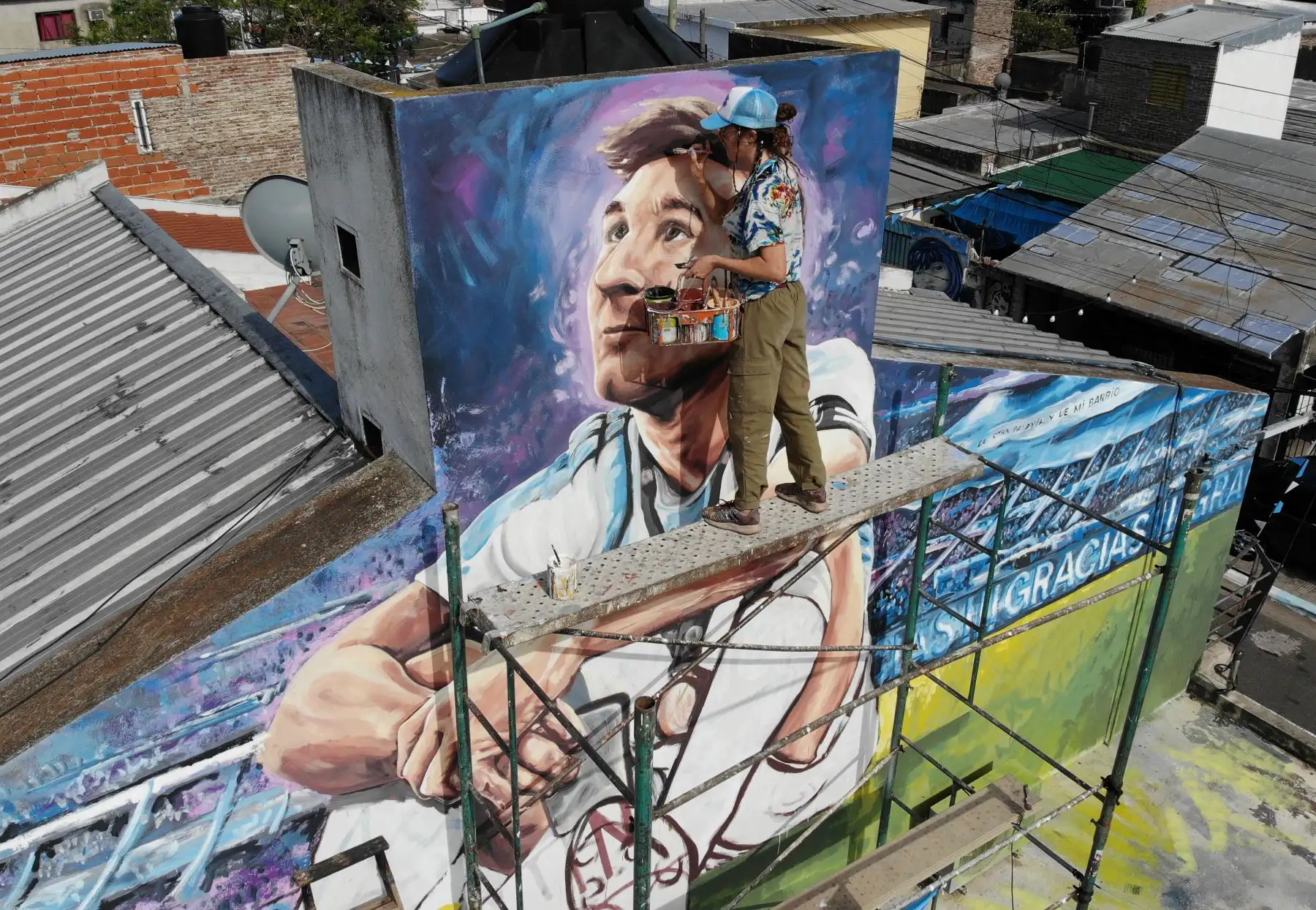 La artista Marlene Zuriaga termina los detalles de un mural que representa a la estrella del fútbol argentino Lionel Messi en la casa de su infancia en Rosario, Argentina, el 26 de noviembre de 2022.

Foto: AFP
