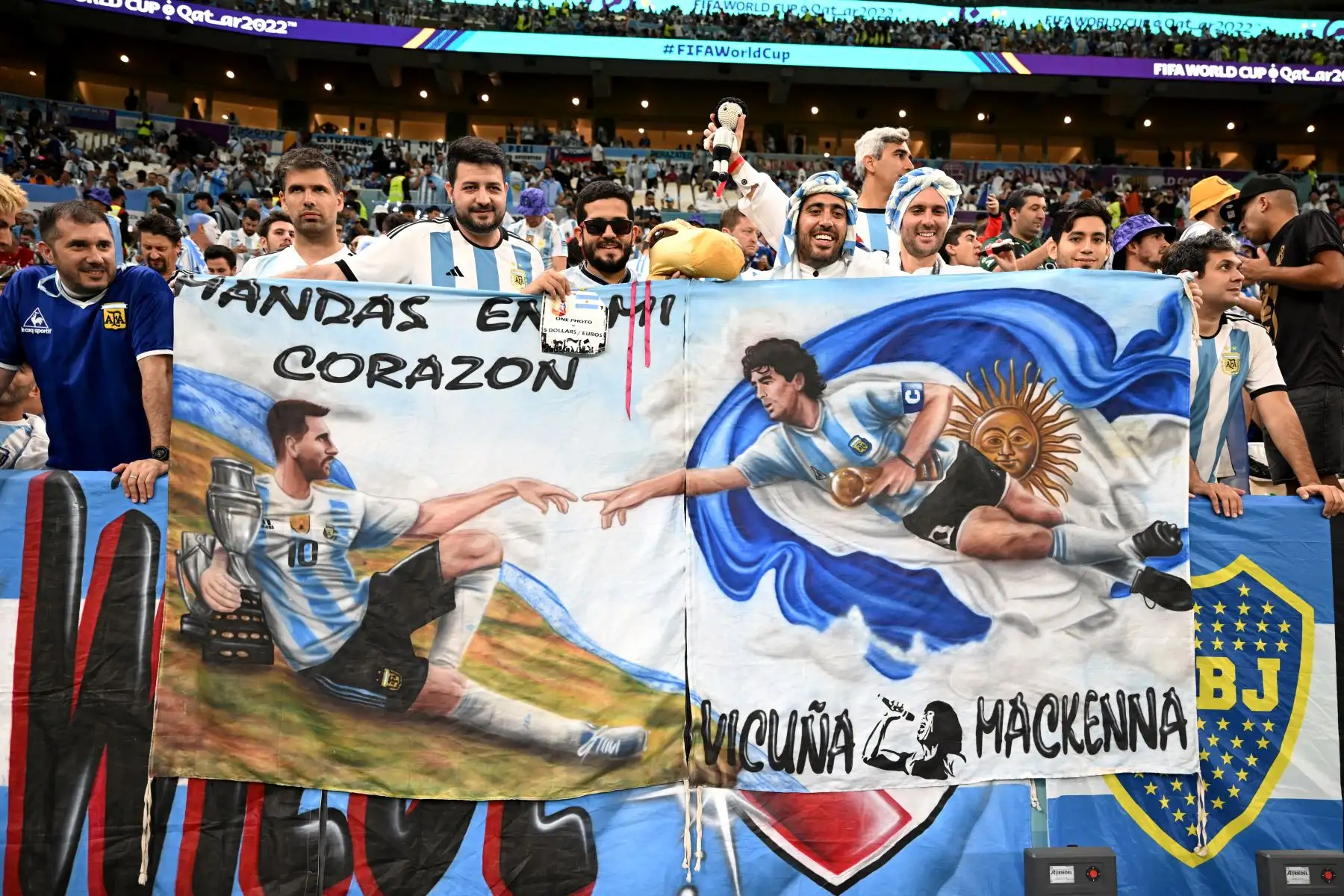 Los simpatizantes de Argentina muestran una pancarta con imágenes del delantero número 10 de Argentina, Lionel Messi, y la fallecida estrella del fútbol argentino, Diego Maradona, antes del inicio del partido de fútbol de cuartos de final de la Copa Mundial de Qatar 2022 entre Holanda y Argentina en el Estadio Lusail, al norte de Doha, el 9 de diciembre. , 2022.


Foto: AFP