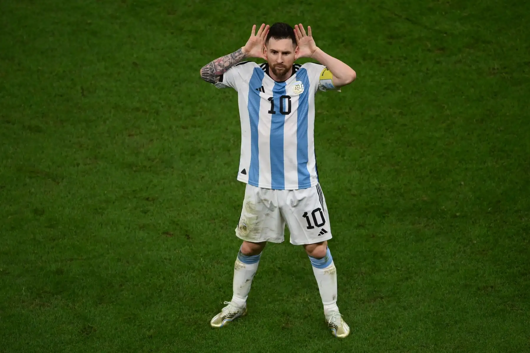 El delantero argentino 10 Lionel Messi celebra marcar el segundo gol de su equipo desde el punto de penalti durante el partido de fútbol de cuartos de final de la Copa Mundial de Qatar 2022 entre Holanda y Argentina en el estadio Lusail, al norte de Doha, el 9 de diciembre de 2022.

Foto: AFP