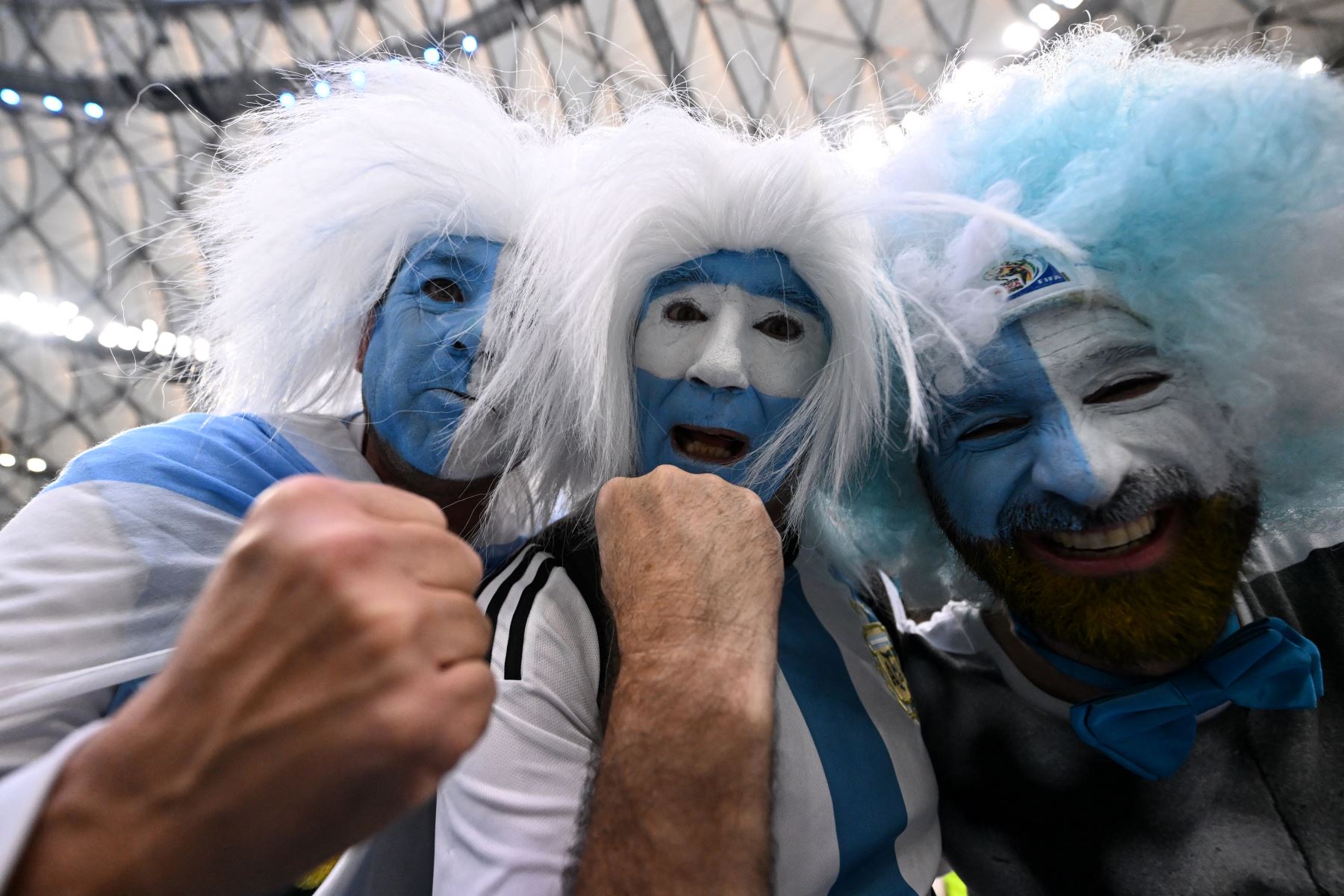 Los seguidores de Argentina animan en las gradas antes del partido de fútbol final de la Copa Mundial Qatar 2022 entre Argentina y Francia en el Estadio Lusail en Lusail, al norte de Doha, el 18 de diciembre de 2022.

Foto: AFP