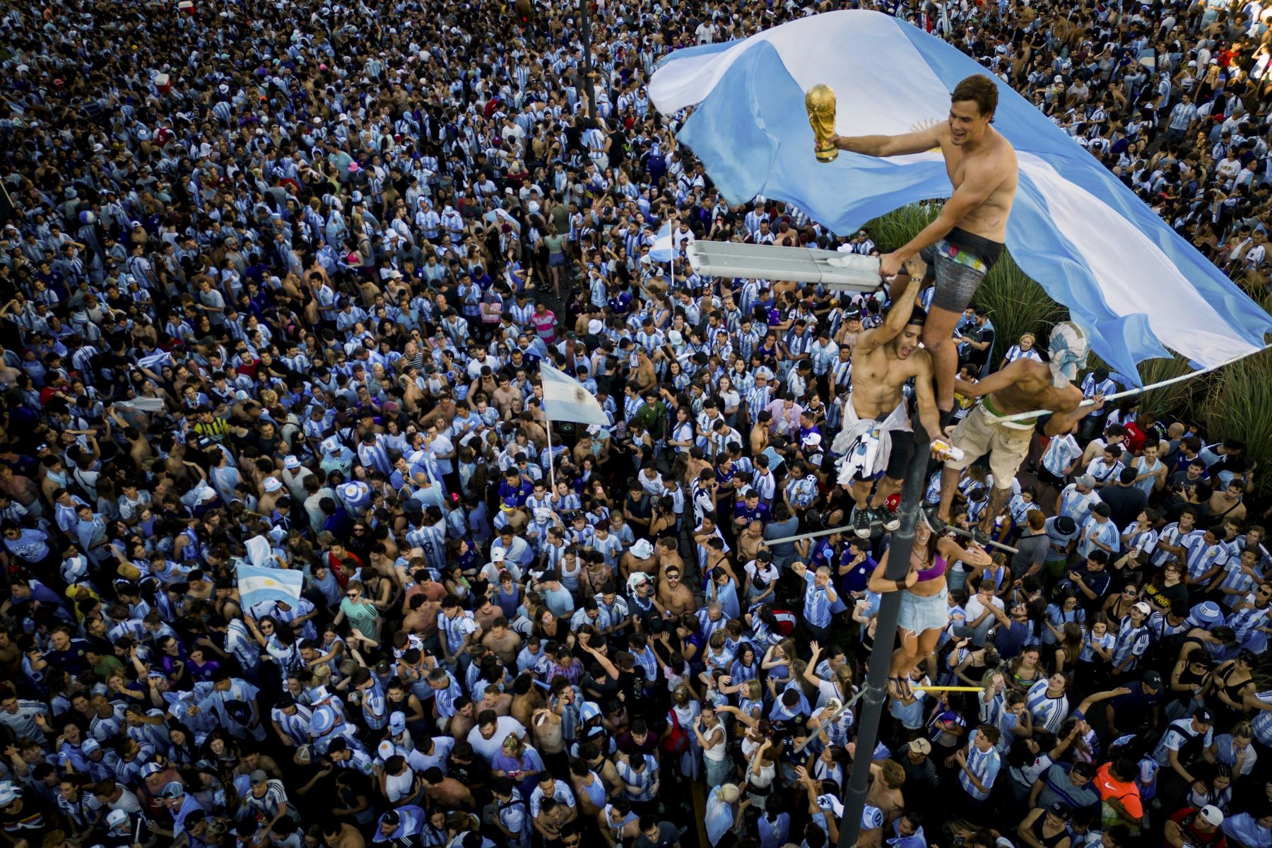 En esta vista aérea, los fanáticos de Argentina celebran ganar la Copa del Mundo de Qatar 2022 contra Francia en el Obelisco de Buenos Aires, el 18 de diciembre de 2022.

Foto: AFP
