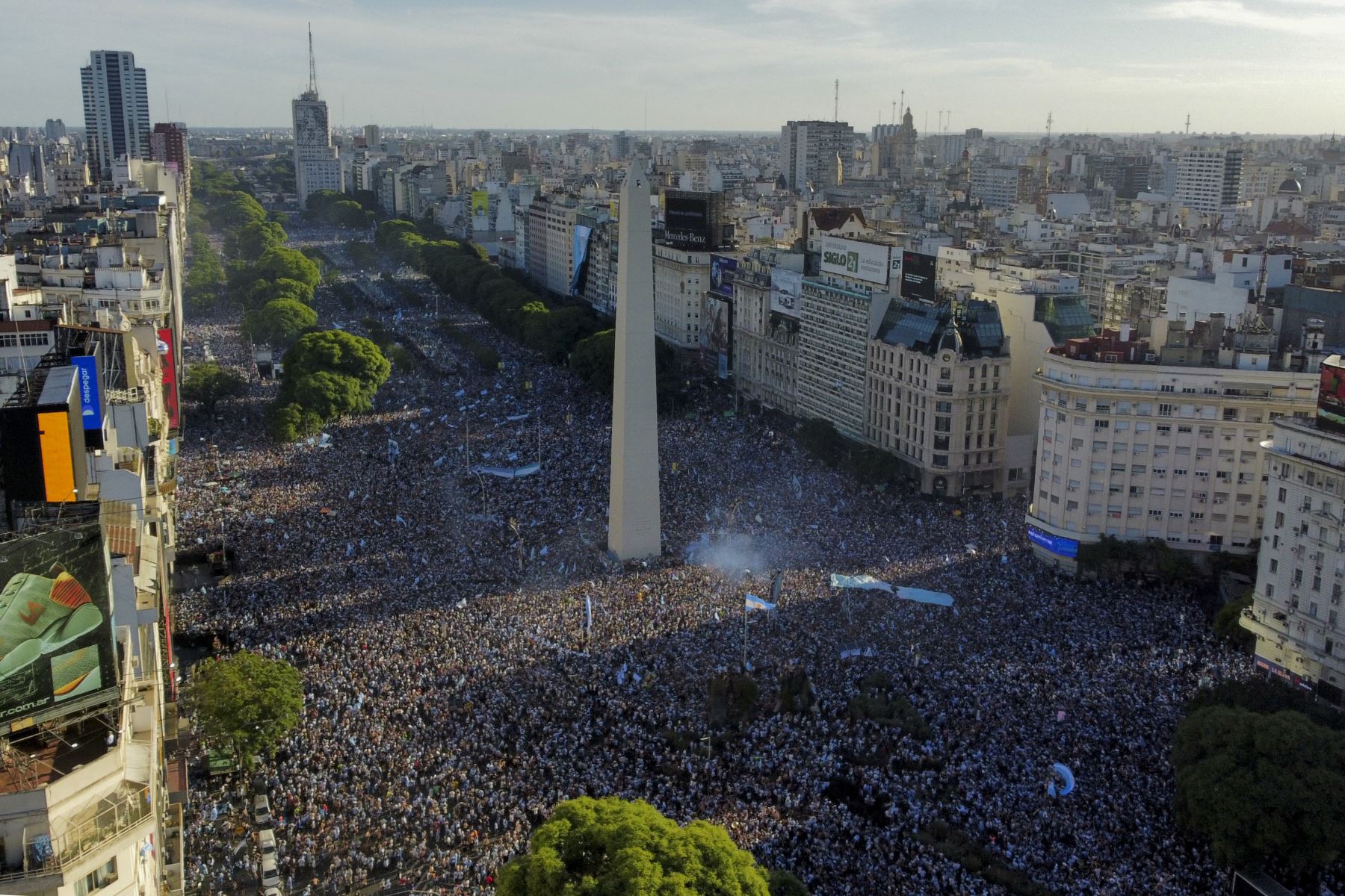 En esta vista aérea, los fanáticos de Argentina se reúnen en el Obelisco para celebrar ganar la Copa del Mundo de Qatar 2022 contra Francia en Buenos Aires, el 18 de diciembre de 2022.


Foto: AFP