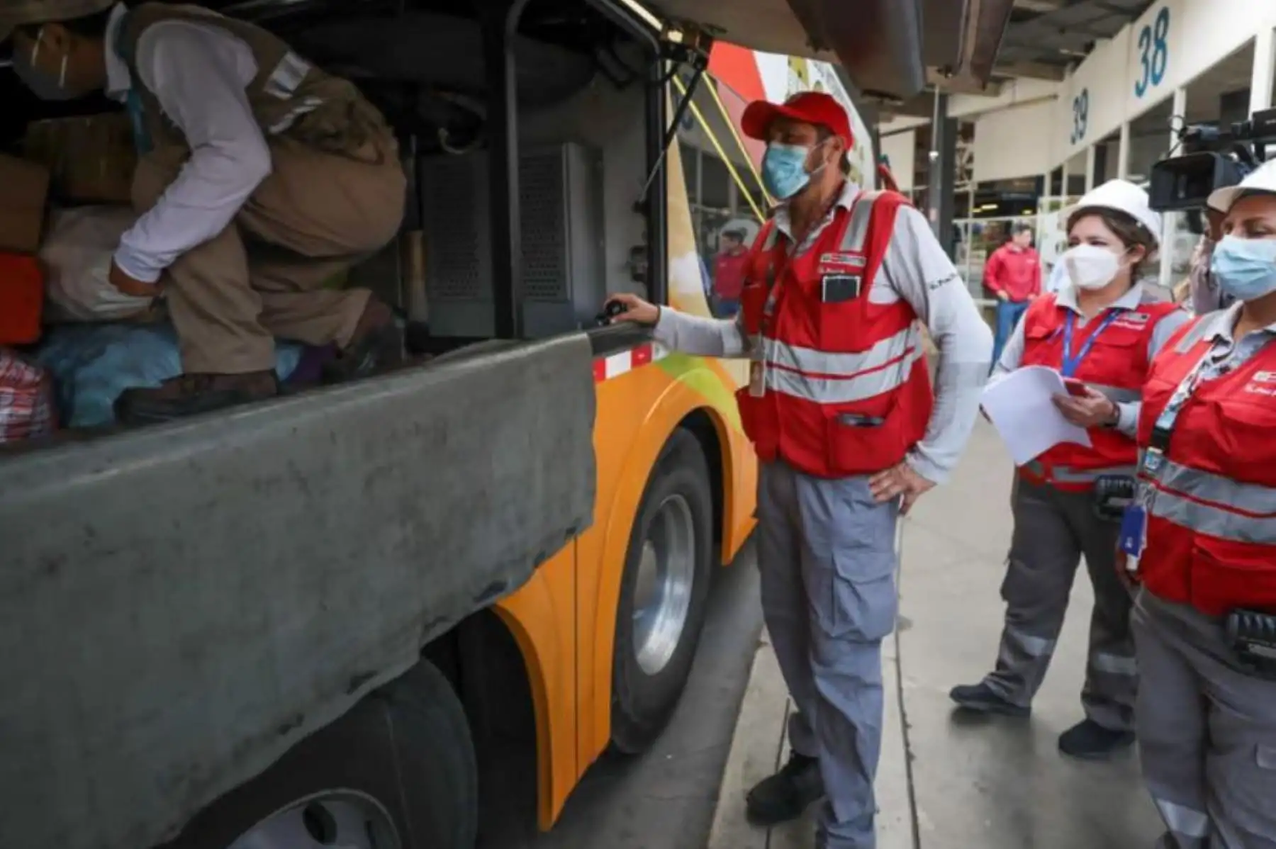 A pocos días de las celebraciones por Año Nuevo, la Sutran, en coordinación con la Sucamec, fiscalizan las unidades de transporte interprovincial en terminales terrestres para detectar, de manera oportuna, el traslado ilegal de materiales pirotécnicos e inflamables que podrían ser un riesgo para la vida de los pasajeros.