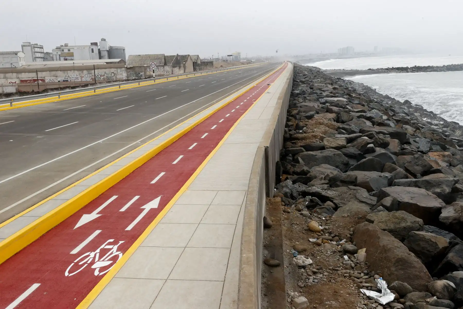El último tramo de esta vía, que unirá Chorrillos con La Punta en 25 minutos, constituye la culminación de un proyecto que no solo beneficiará a los chalacos, sino a los millones de personas que vienen del sur con dirección al aeropuerto Jorge Chávez, quienes podrán evitar la gran congestión vehicular de la avenida (Elmer) Faucett. Foto: ANDINA/Vidal Tarqui