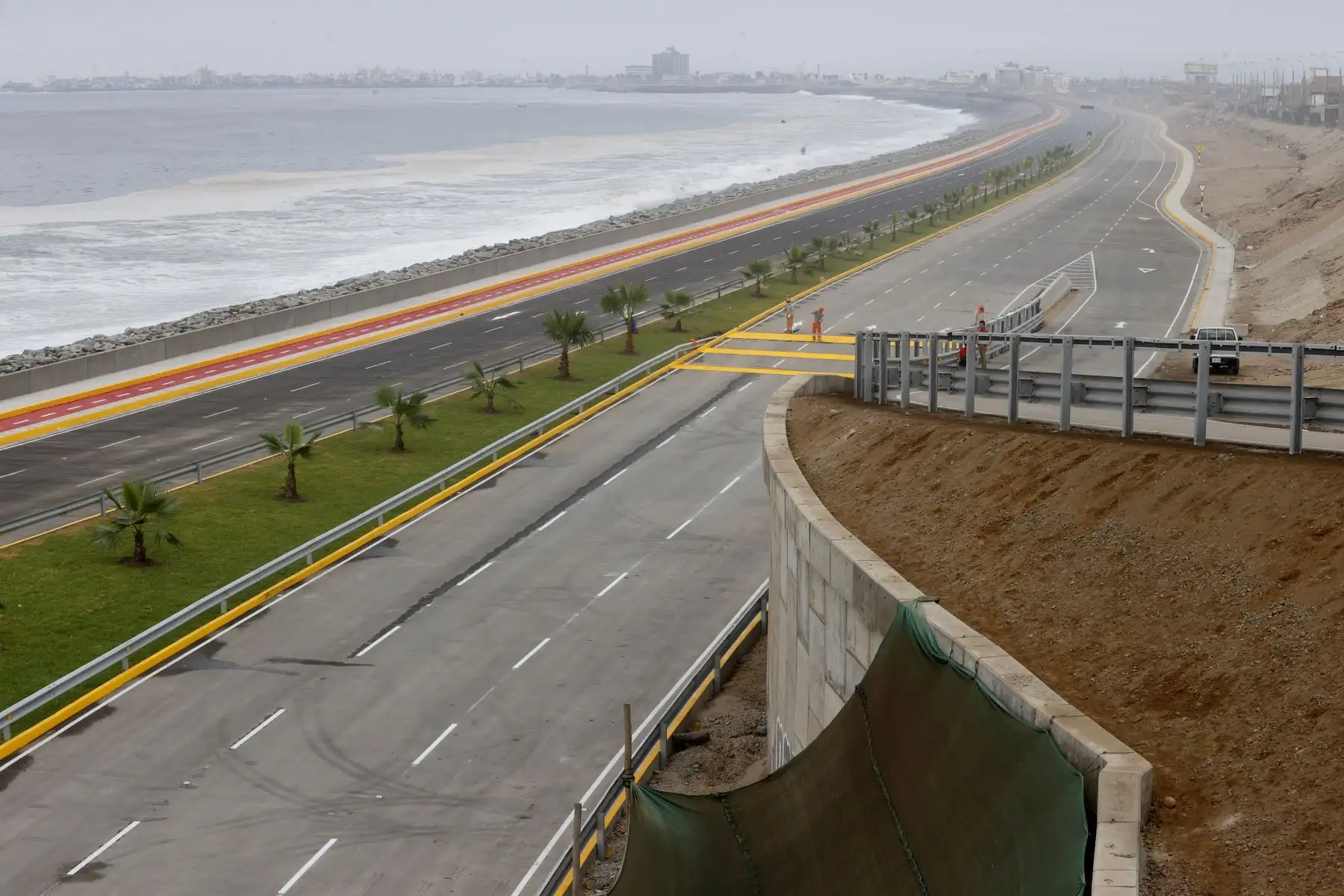 El último tramo de esta vía, que unirá Chorrillos con La Punta en 25 minutos, constituye la culminación de un proyecto que no solo beneficiará a los chalacos, sino a los millones de personas que vienen del sur con dirección al aeropuerto Jorge Chávez, quienes podrán evitar la gran congestión vehicular de la avenida (Elmer) Faucett. Foto: ANDINA/Vidal Tarqui