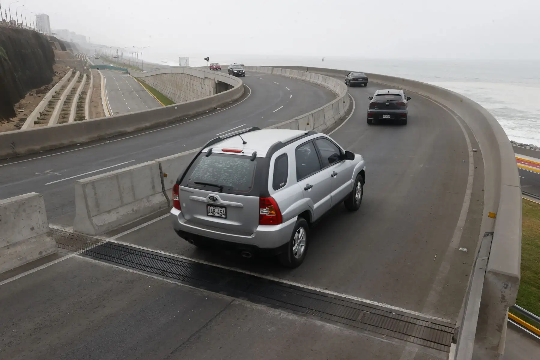 El último tramo de esta vía, que unirá Chorrillos con La Punta en 25 minutos, constituye la culminación de un proyecto que no solo beneficiará a los chalacos, sino a los millones de personas que vienen del sur con dirección al aeropuerto Jorge Chávez, quienes podrán evitar la gran congestión vehicular de la avenida (Elmer) Faucett. Foto: ANDINA/Vidal Tarqui