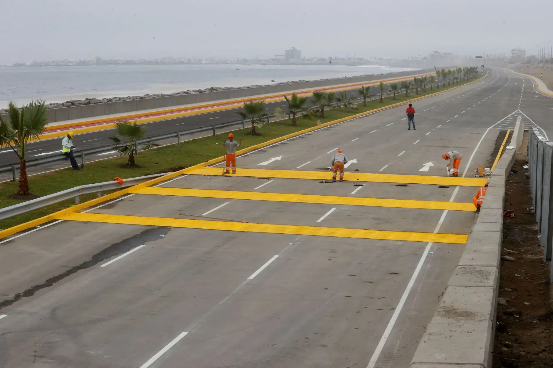 El último tramo de esta vía, que unirá Chorrillos con La Punta en 25 minutos, constituye la culminación de un proyecto que no solo beneficiará a los chalacos, sino a los millones de personas que vienen del sur con dirección al aeropuerto Jorge Chávez, quienes podrán evitar la gran congestión vehicular de la avenida (Elmer) Faucett. Foto: ANDINA/Vidal Tarqui