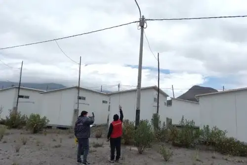 La Contraloría General, en el marco del Megaoperativo de Control en la región Moquegua, halló irregularidades en la contratación directa para la ejecución del proyecto de suministro e instalación de materiales para la electrificación de módulos temporales de las comunidades afectadas por el proceso eruptivo del volcán Ubinas, ocurrido en julio del año 2019.