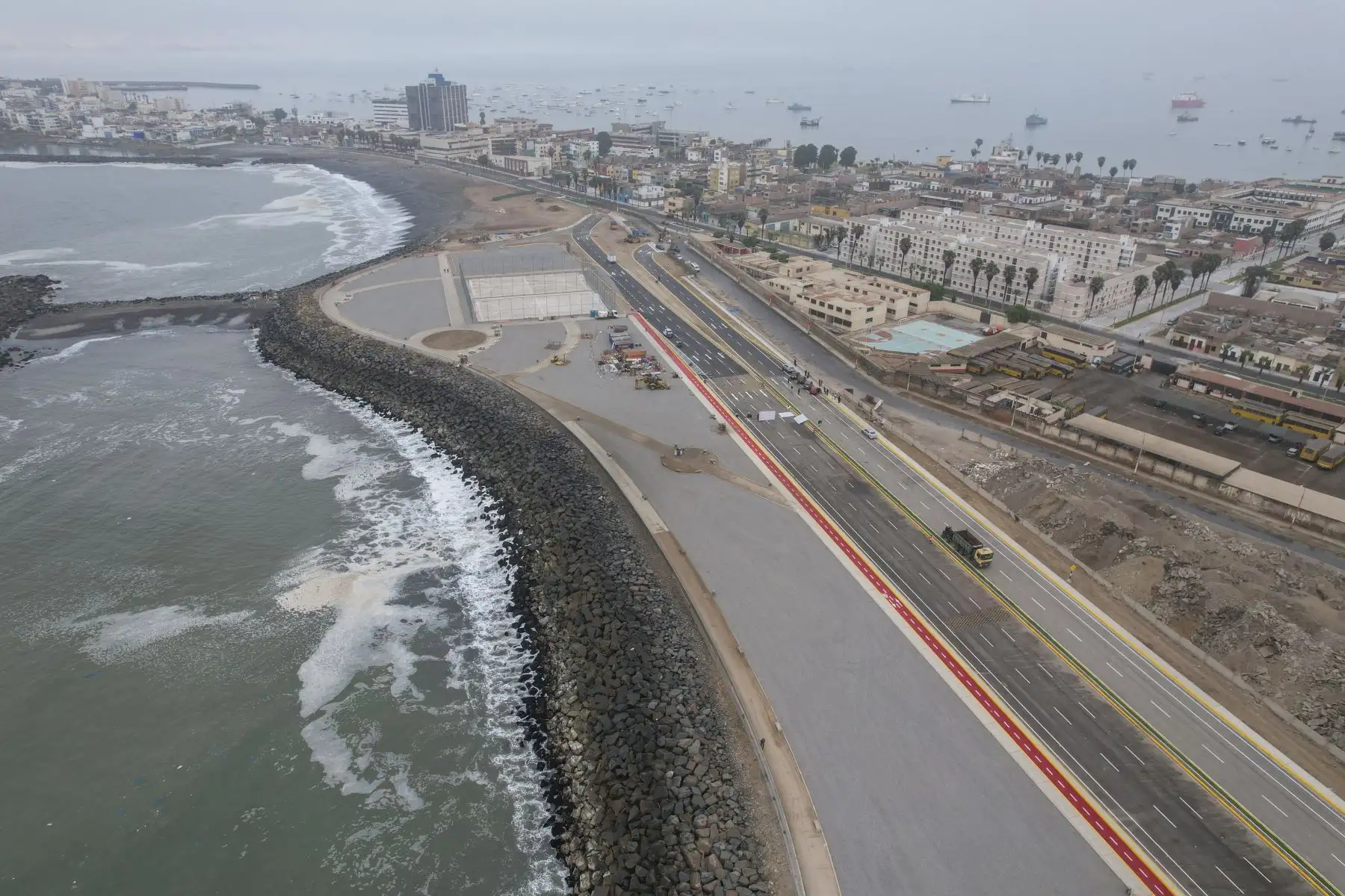 El último tramo de esta vía, que unirá Chorrillos con La Punta en 25 minutos, constituye la culminación de un proyecto que no solo beneficiará a los chalacos, sino a los millones de personas que vienen del sur con dirección al aeropuerto Jorge Chávez, quienes podrán evitar la gran congestión vehicular de la avenida (Elmer) Faucett.
Foto:ANDINA/Braian Reyna