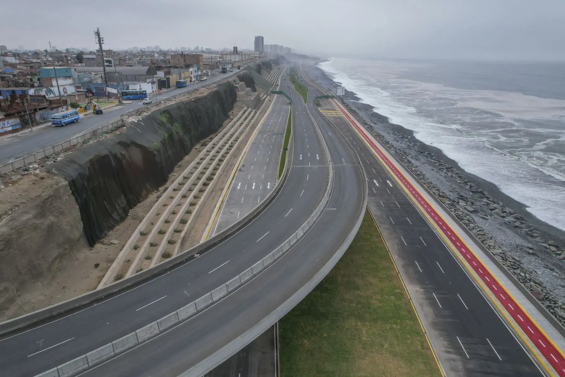 El último tramo de esta vía, que unirá Chorrillos con La Punta en 25 minutos, constituye la culminación de un proyecto que no solo beneficiará a los chalacos, sino a los millones de personas que vienen del sur con dirección al aeropuerto Jorge Chávez, quienes podrán evitar la gran congestión vehicular de la avenida (Elmer) Faucett.
Foto:ANDINA/Braian Reyna