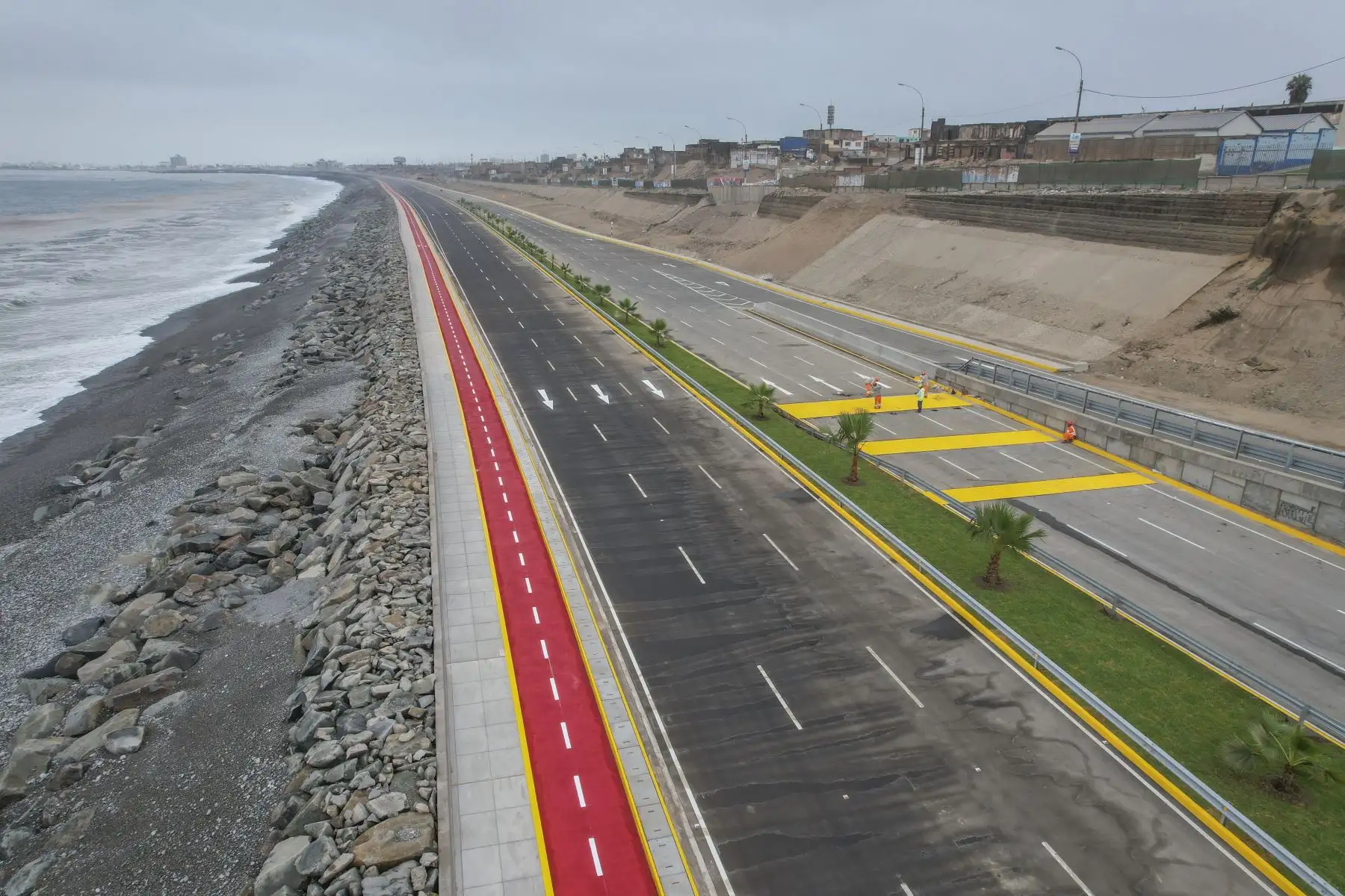 El último tramo de esta vía, que unirá Chorrillos con La Punta en 25 minutos, constituye la culminación de un proyecto que no solo beneficiará a los chalacos, sino a los millones de personas que vienen del sur con dirección al aeropuerto Jorge Chávez, quienes podrán evitar la gran congestión vehicular de la avenida (Elmer) Faucett.
Foto:ANDINA/Braian Reyna