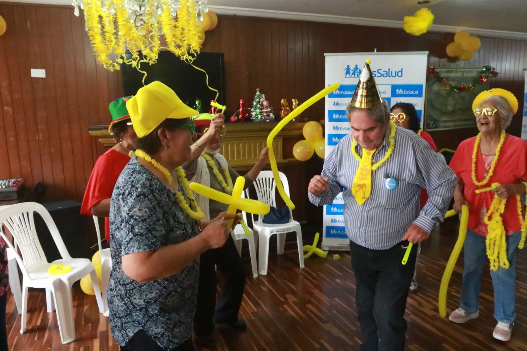 Anticipándose a las celebraciones para recibir el nuevo año 2023, integrantes del Centro del Adulto Mayor de EsSalud, realizarón una acogedora jarana criolla saludable, demostrando sus destrezas en el canto, baile, manejo de instrumentos musicales y otras habilidades que desarrollan en los talleres presenciales y virtuales. Foto: ANDINA/Héctor Vinces