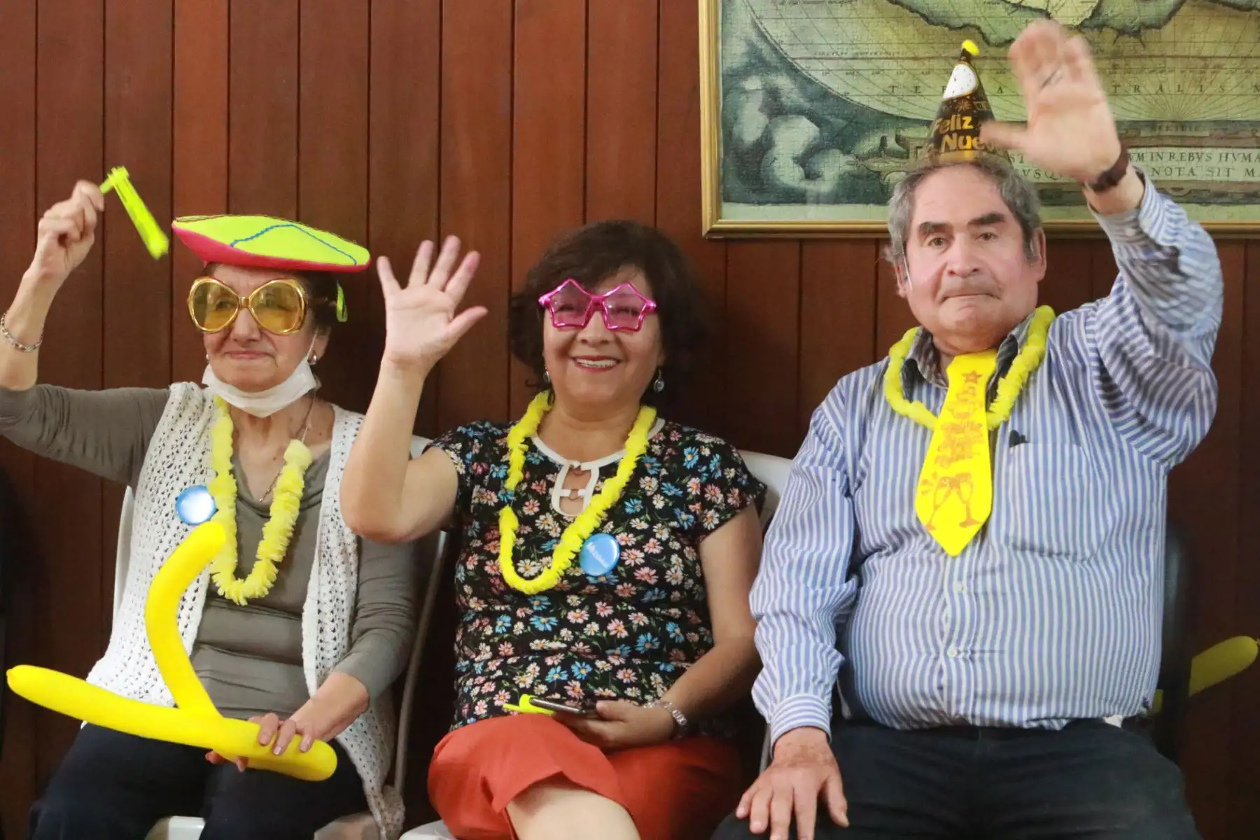 Anticipándose a las celebraciones para recibir el nuevo año 2023, integrantes del Centro del Adulto Mayor de EsSalud, realizarón una acogedora jarana criolla saludable, demostrando sus destrezas en el canto, baile, manejo de instrumentos musicales y otras habilidades que desarrollan en los talleres presenciales y virtuales. Foto: ANDINA/Héctor Vinces