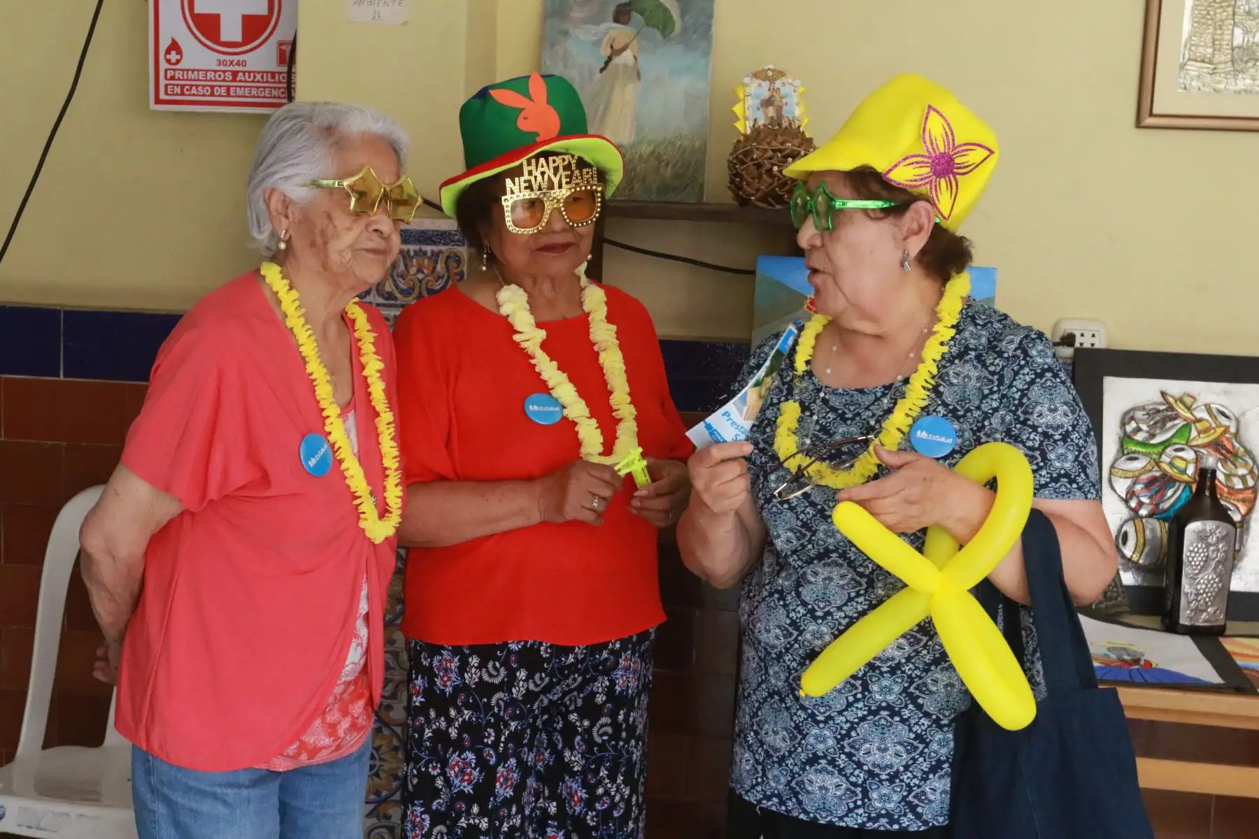 Anticipándose a las celebraciones para recibir el nuevo año 2023, integrantes del Centro del Adulto Mayor de EsSalud, realizarón una acogedora jarana criolla saludable, demostrando sus destrezas en el canto, baile, manejo de instrumentos musicales y otras habilidades que desarrollan en los talleres presenciales y virtuales. Foto: ANDINA/Héctor Vinces