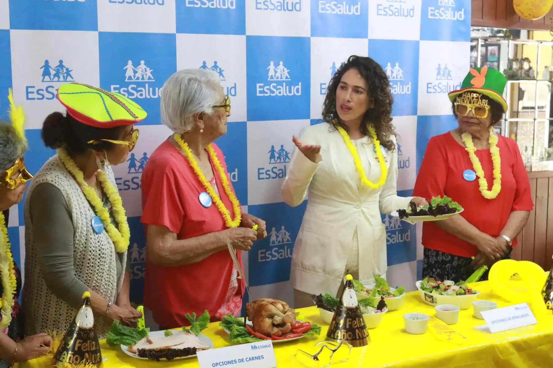 Anticipándose a las celebraciones para recibir el nuevo año 2023, integrantes del Centro del Adulto Mayor de EsSalud, realizarón una acogedora jarana criolla saludable, demostrando sus destrezas en el canto, baile, manejo de instrumentos musicales y otras habilidades que desarrollan en los talleres presenciales y virtuales. Foto: ANDINA/Héctor Vinces