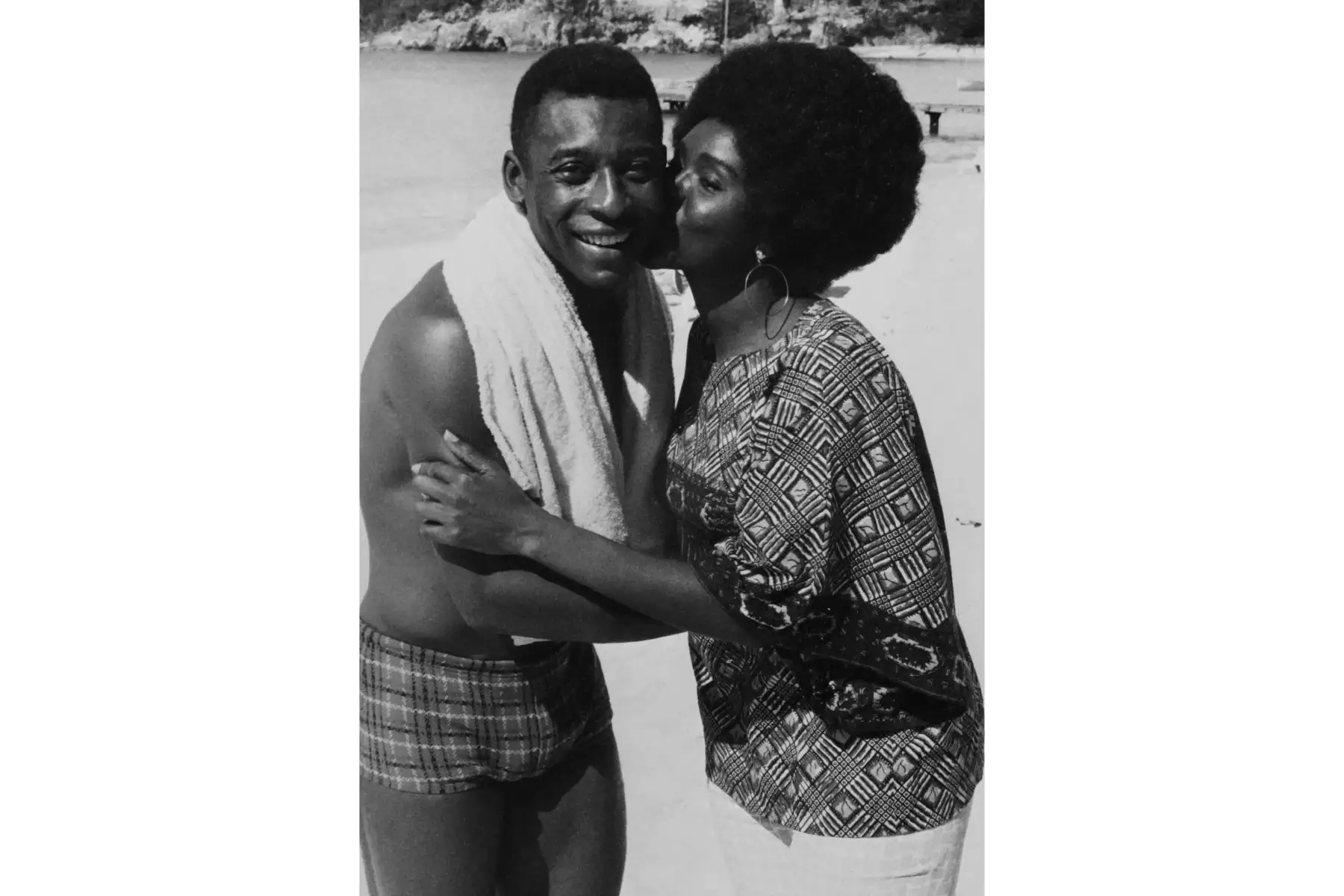 La cantante togolesa, Bella Bellow, le da un beso al jugador Brasileño, Pelé. El astro Edson Arantes do Nascimento "Pelé", que murió este jueves a los 82 años, víctima de un cáncer. Foto: AFP