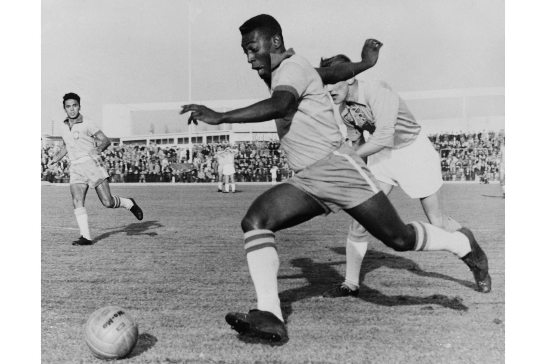 Delantero brasileño Pelé regatea a un defensor durante un partido amistoso entre Malmoe y Brasil, el 8 de mayo de 1960 en Malmoe. - Pelé anotó dos goles. "Pelé", que murió este jueves a los 82 años, víctima de un cáncer. Foto: AFP