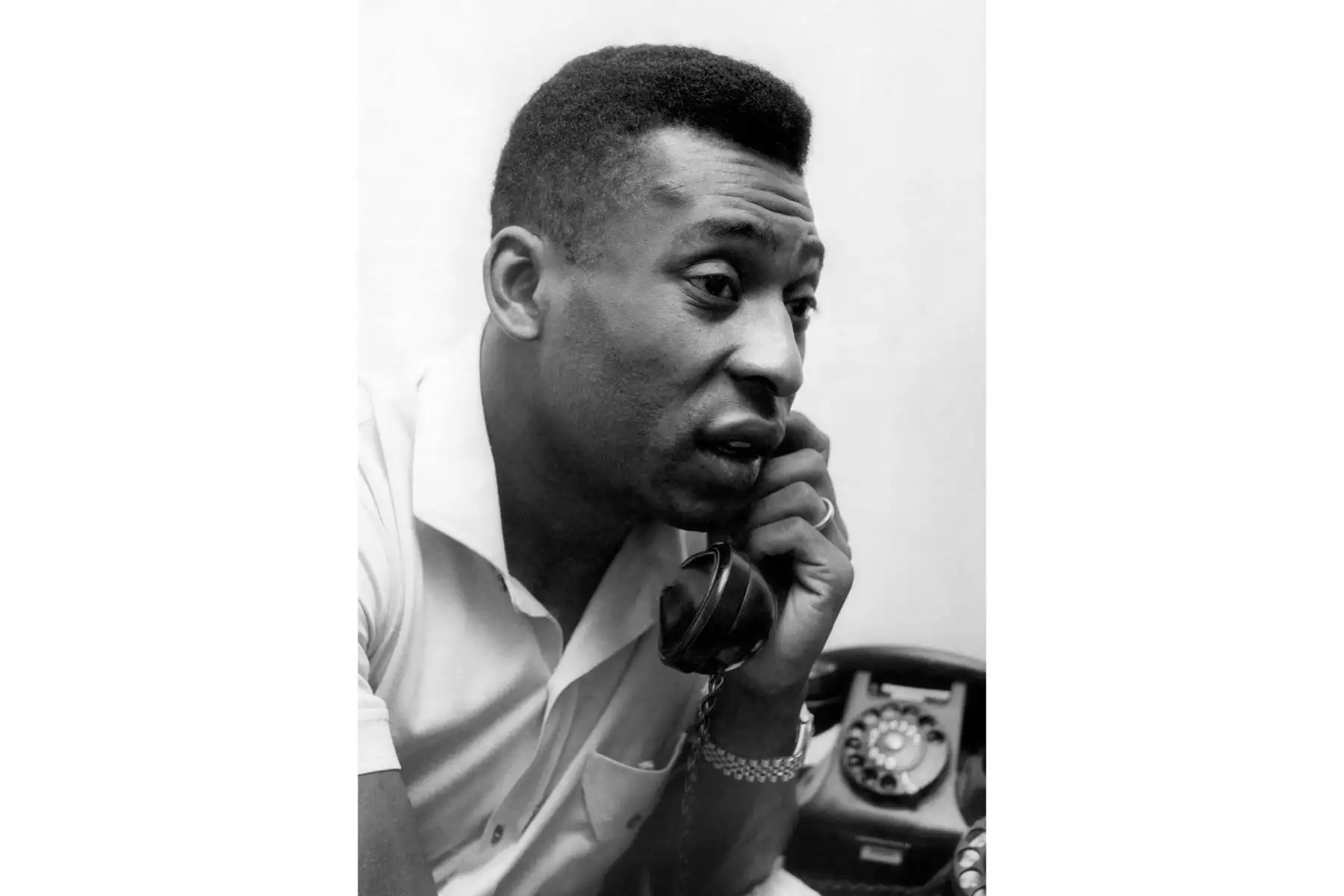 Fotografía de archivo fechada el 8 de diciembre de 1969 que muestra al futbolista brasileño Edson Arantes do Nascimento "Pelé", mientras habla por teléfono tras firmar un contrato con la Agencia Efe, en Santos (Brasil). El brasileño Edson Arantes do Nascimento 