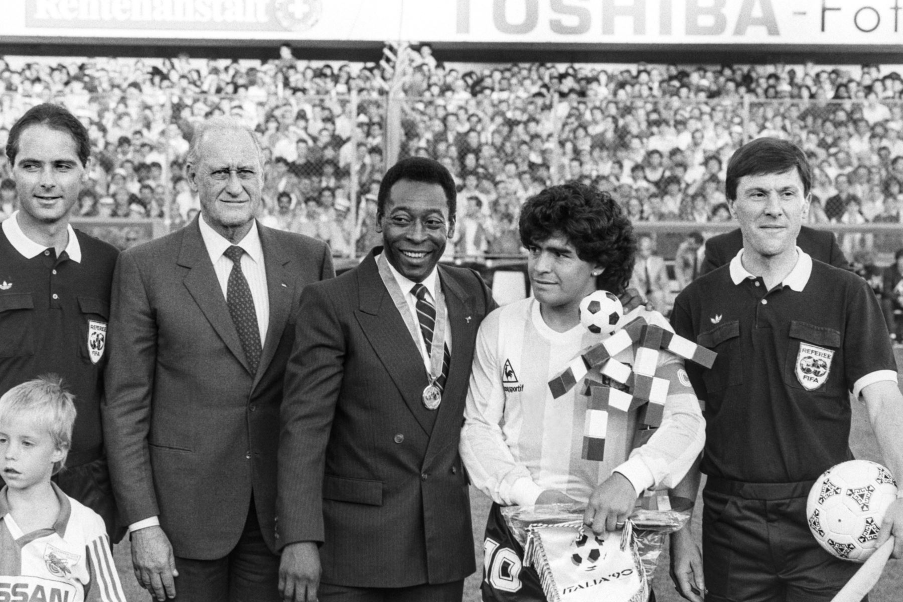 La leyenda del fútbol brasileño Pelé (centro), la leyenda del fútbol argentino Diego Maradona (2-R) y el presidente de la FIFA Joao Havelange (2-L) durante el partido entre Italia y Argentina en Zúrich, Suiza, el 10 de junio de 1987 (reeditado el 29 de diciembre de 2022). Según su agente, Pelé, cuyo nombre propio es Edson Arantes do Nascimento, ha fallecido el 28 de diciembre de 2022 a los 82 años. Foto: EFE