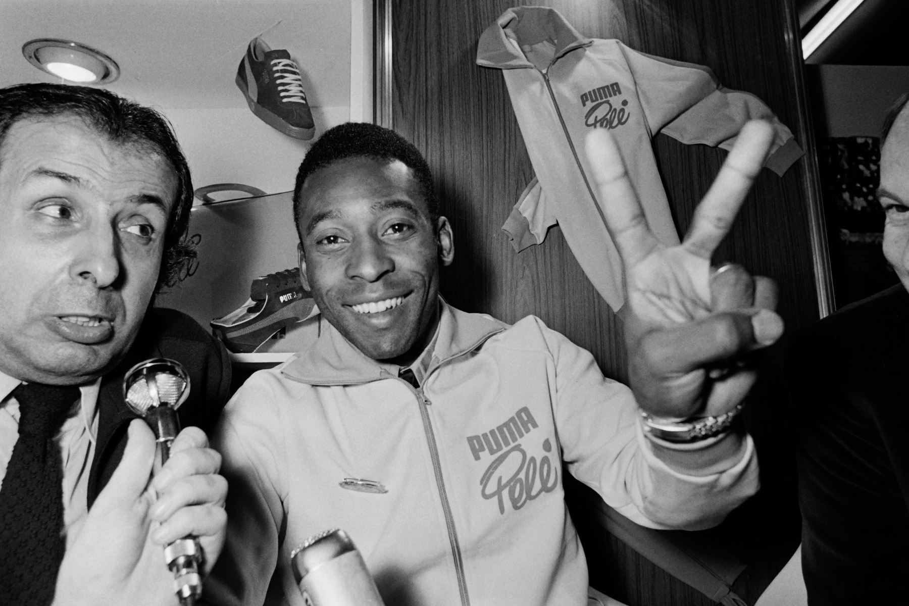 La estrella del fútbol brasileño Pelé hace el signo de la victoria el 20 de diciembre de 1971 durante una conferencia de prensa en París. Foto: AFP