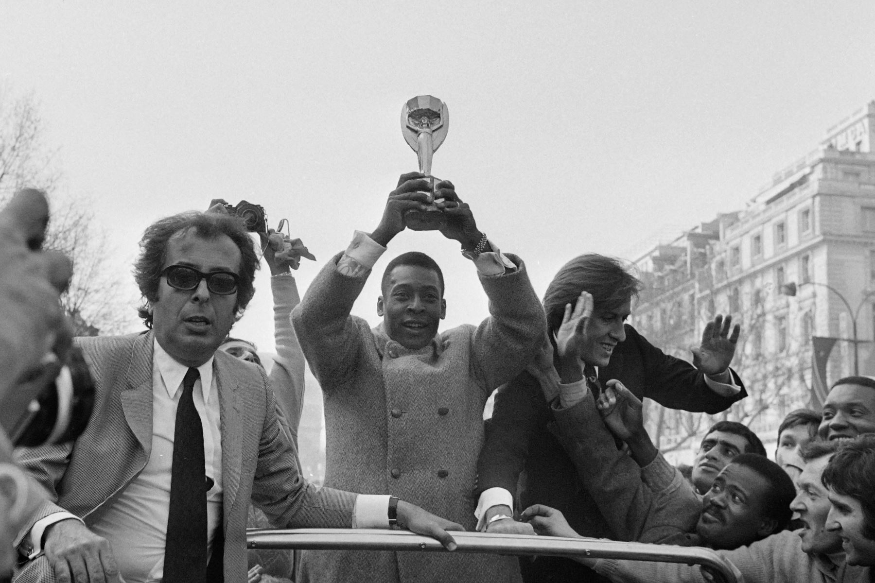 La estrella del fútbol brasileño, Edson Arantes do Nascimento, conocido como Pelé, blande el trofeo de la Copa del Mundo el 30 de marzo de 1971 durante un desfile en la avenida de los Campos Elíseos en París. Foto: AFP