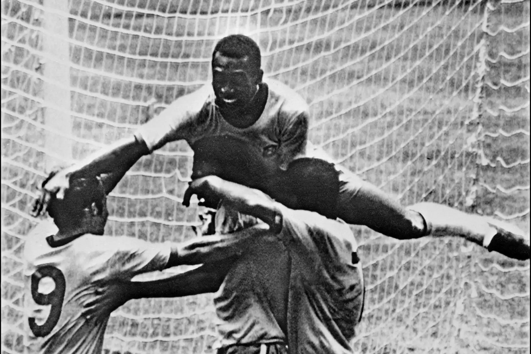 389 / 5.000
Resultados de traducción
Resultado de traducción
Esta foto de archivo tomada el 21 de junio de 1970 muestra al delantero brasileño Pelé celebrando con sus compañeros Tostao, Carlos Alberto y Jairzinho durante la final de la Copa del Mundo entre Brasil e Italia, en la Ciudad de México.  Foto: AFP