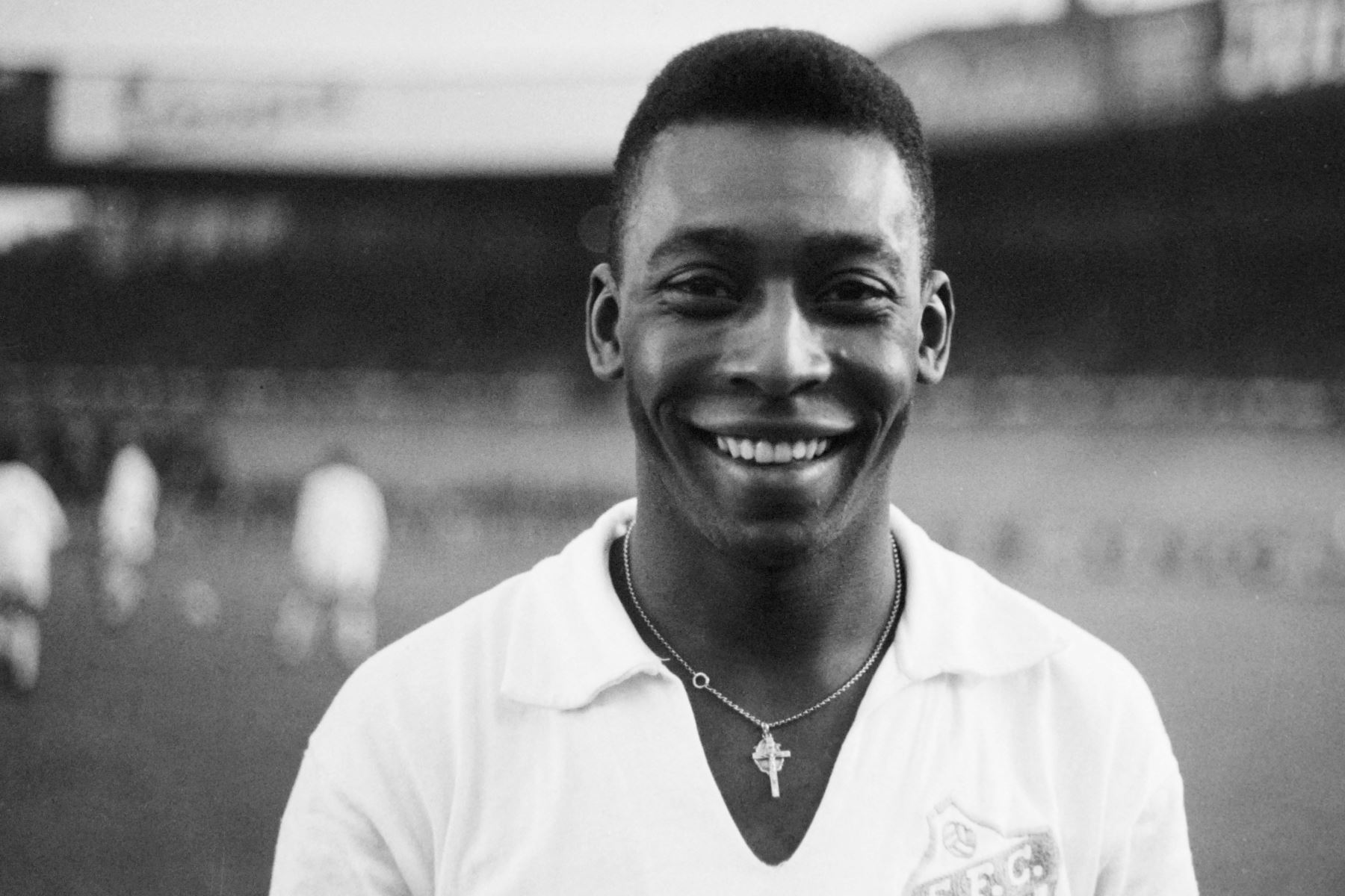 En esta foto de archivo tomada el 13 de junio de 1961, el delantero brasileño Pelé, vestido con la camiseta del Santos, sonríe antes de jugar un partido amistoso de fútbol con su club contra el club francés de "Racing", en Colombes, en las afueras de París. El ícono del fútbol brasileño, Pelé, ampliamente considerado como el mejor jugador de todos los tiempos y tres veces ganador de la Copa del Mundo y autor intelectual del "juego hermoso", murió el 29 de diciembre de 2022 a la edad de 82 años, después de l