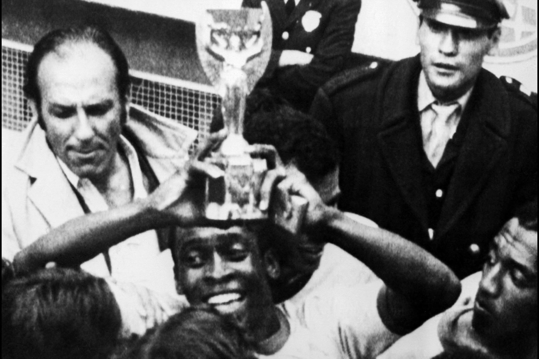 El delantero brasileño Pelé sonríe mientras sostiene en alto la Copa Jules Rimet después de que Brasil venciera a Italia 4-1 en la final de la Copa del Mundo el 21 de junio de 1970 en la Ciudad de México. Foto: AFP