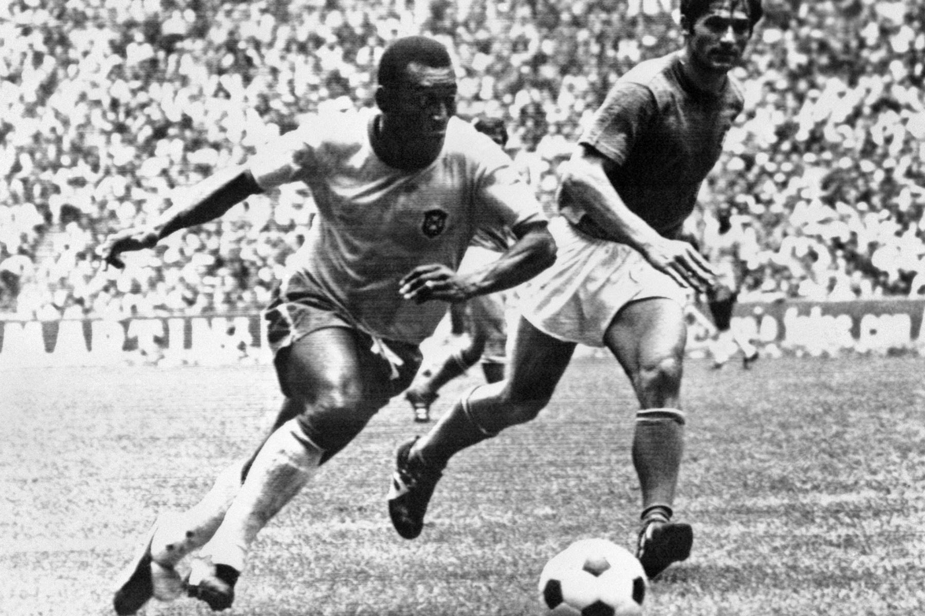 El centrocampista brasileño Pelé regatea al defensor italiano Tarcisio Burgnich durante la final de la Copa del Mundo el 21 de junio de 1970 en la Ciudad de México. Pelé anotó el primer gol de su equipo cuando Brasil venció a Italia 4-1 para capturar su tercer título mundial después de 1958 (en Suecia) y 1962 (en Chile). Foto: AFP