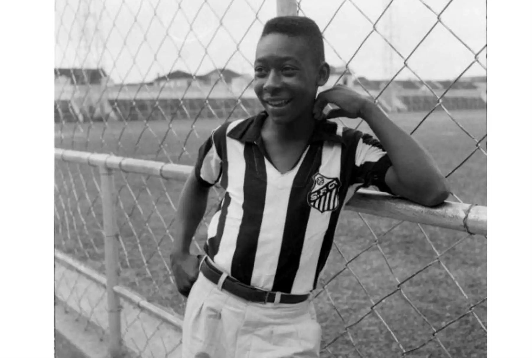 El astro Edson Arantes do Nascimento "Pelé", que murió este jueves a los 82 años, víctima de un cáncer, tejió un brillante carrera en el deporte universal, que con luz propia lo sacó de las canchas de tierra en su natal Tres Coraçoes y lo llevó al corazón del mundo del fútbol. Foto: AFP