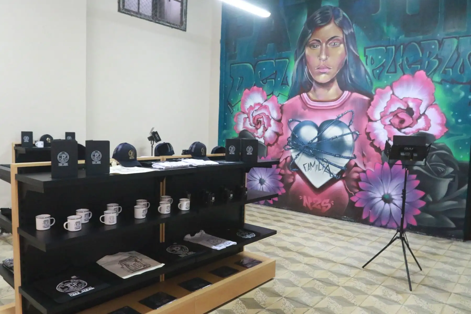 En las instalaciones de la excarceleta se aprecian fotos, grafitis y recortes periodísticos de la época, que servirán de reflexión sobre la cruda realidad que significó para quienes tuvieron que enfrentar esta situación. 

Foto: ANDINA/Héctor Vinces