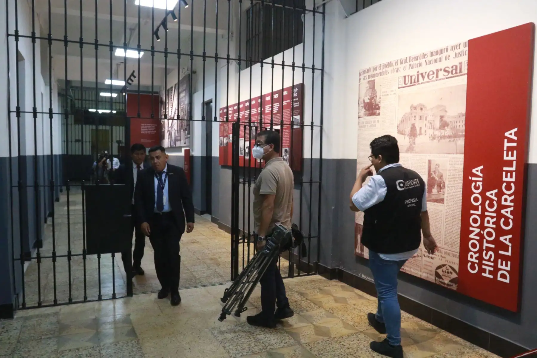 En las instalaciones de la excarceleta se aprecian fotos, grafitis y recortes periodísticos de la época, que servirán de reflexión sobre la cruda realidad que significó para quienes tuvieron que enfrentar esta situación. 

Foto: ANDINA/Héctor Vinces