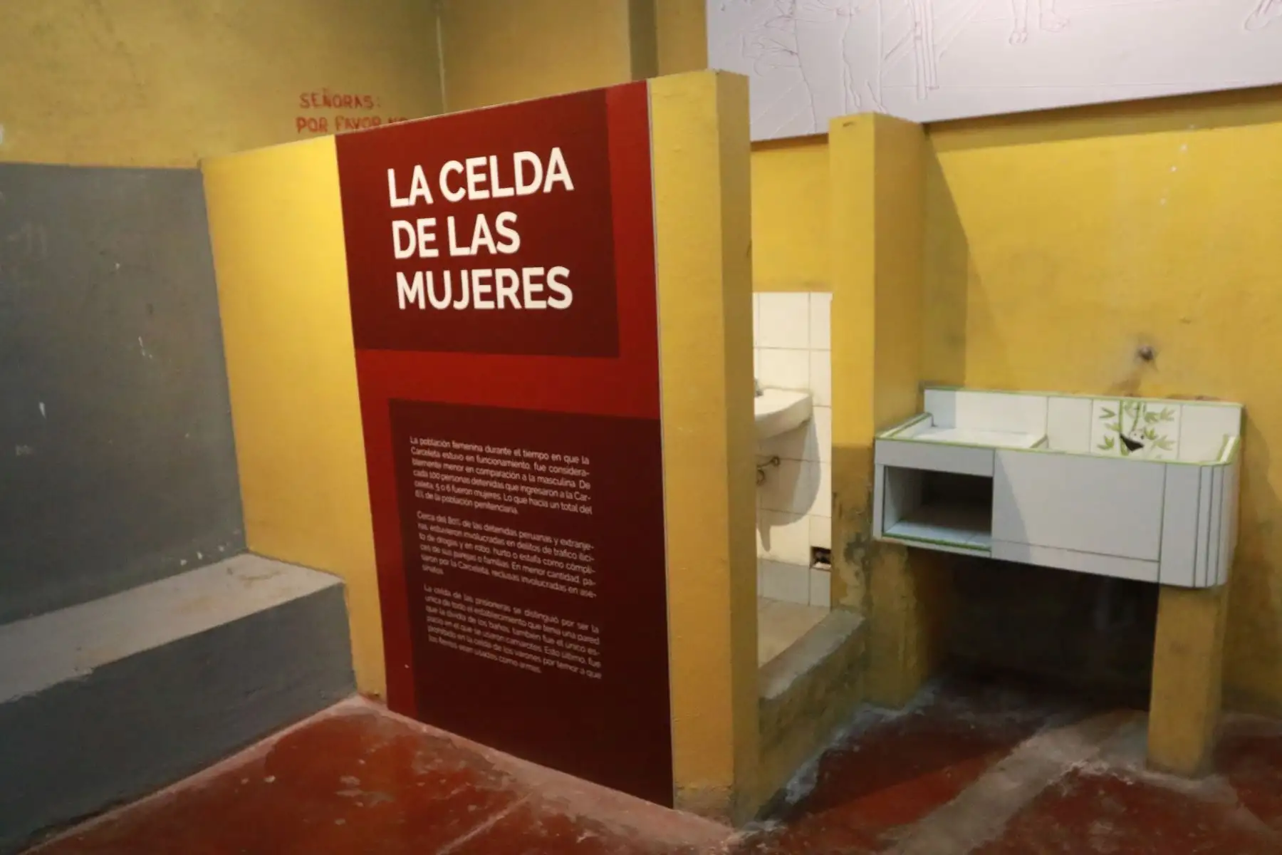 En las instalaciones de la excarceleta se aprecian fotos, grafitis y recortes periodísticos de la época, que servirán de reflexión sobre la cruda realidad que significó para quienes tuvieron que enfrentar esta situación. 

Foto: ANDINA/Héctor Vinces