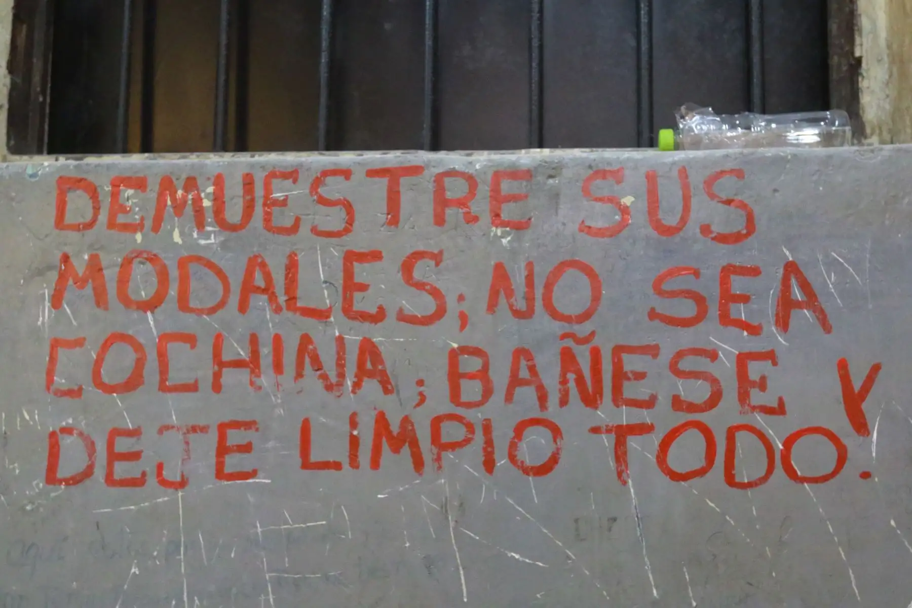 En las instalaciones de la excarceleta se aprecian fotos, grafitis y recortes periodísticos de la época, que servirán de reflexión sobre la cruda realidad que significó para quienes tuvieron que enfrentar esta situación. 

Foto: ANDINA/Héctor Vinces