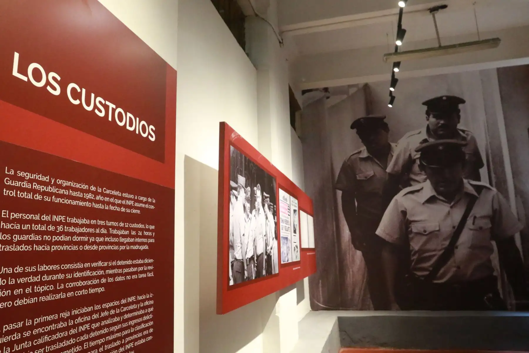 En las instalaciones de la excarceleta se aprecian fotos, grafitis y recortes periodísticos de la época, que servirán de reflexión sobre la cruda realidad que significó para quienes tuvieron que enfrentar esta situación. 

Foto: ANDINA/Héctor Vinces
