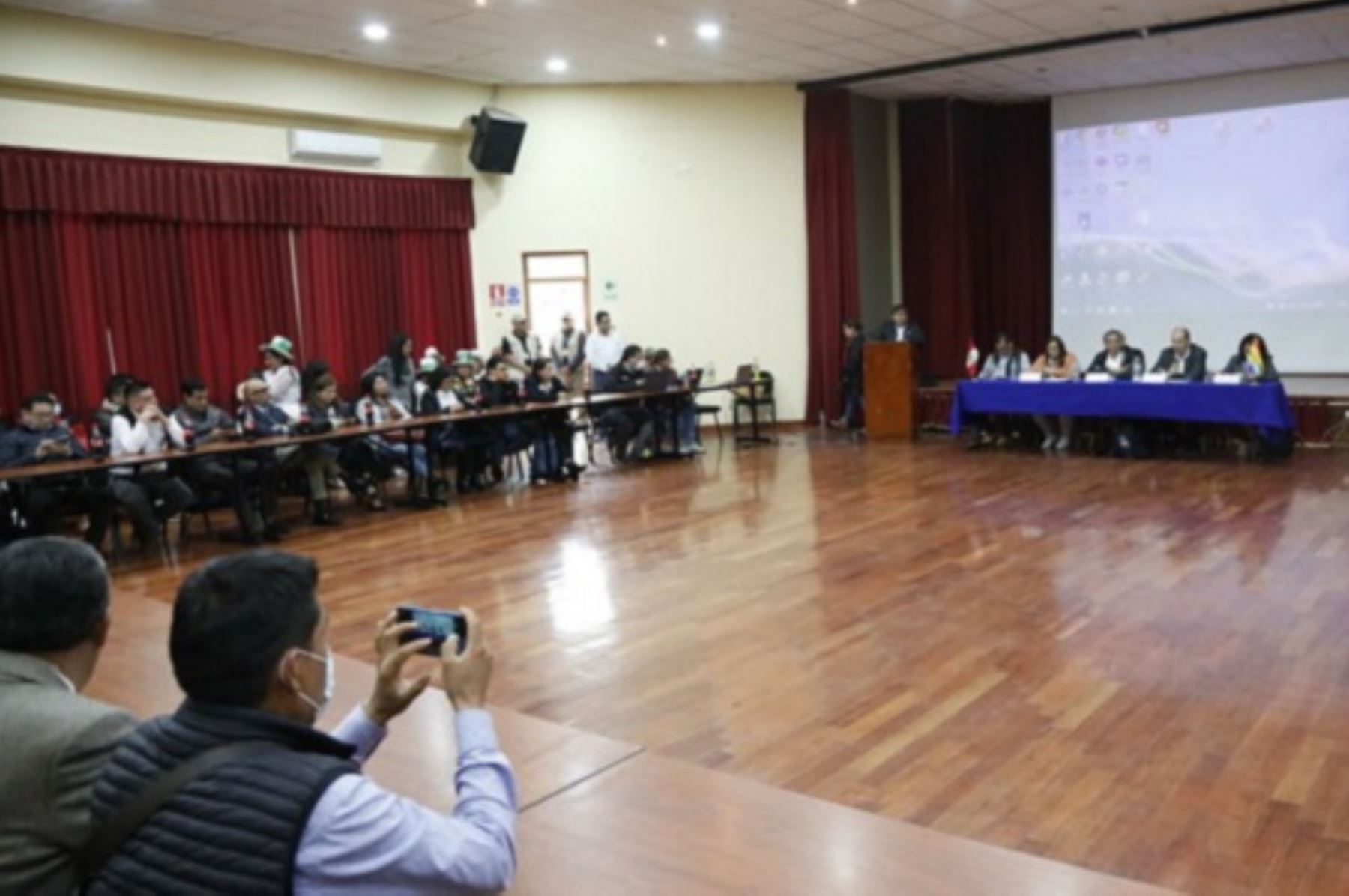 Ministro de Comercio Exterior y Turismo, Luis Fernando Helguero, conjuntamente con los titulares de Cultura, Energía y Minas, así como de Desarrollo Agrario y Riego, sostuvo reuniones con representantes de organizaciones del Cusco. Foto:Cortesía.