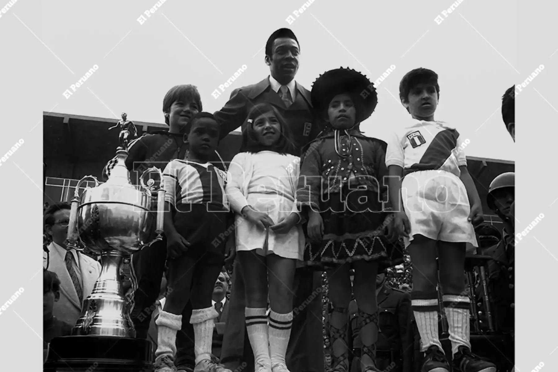 Lima - 30 octubre 1976 / Miles de niños aclamaron al rey Pelé en el estadio de Alianza Lima. El astro del fútbol mundial tomó juramento a cerca de 5000 mil pequeños futbolistas que tomarán parte del Primer Campeonato Calichín Metropolitano, organizado por la Municipalidad de La Victoria y auspiciado por el diario Última Hora y la firma ViniBall. 
Foto: Archivo Histórico de El Peruano